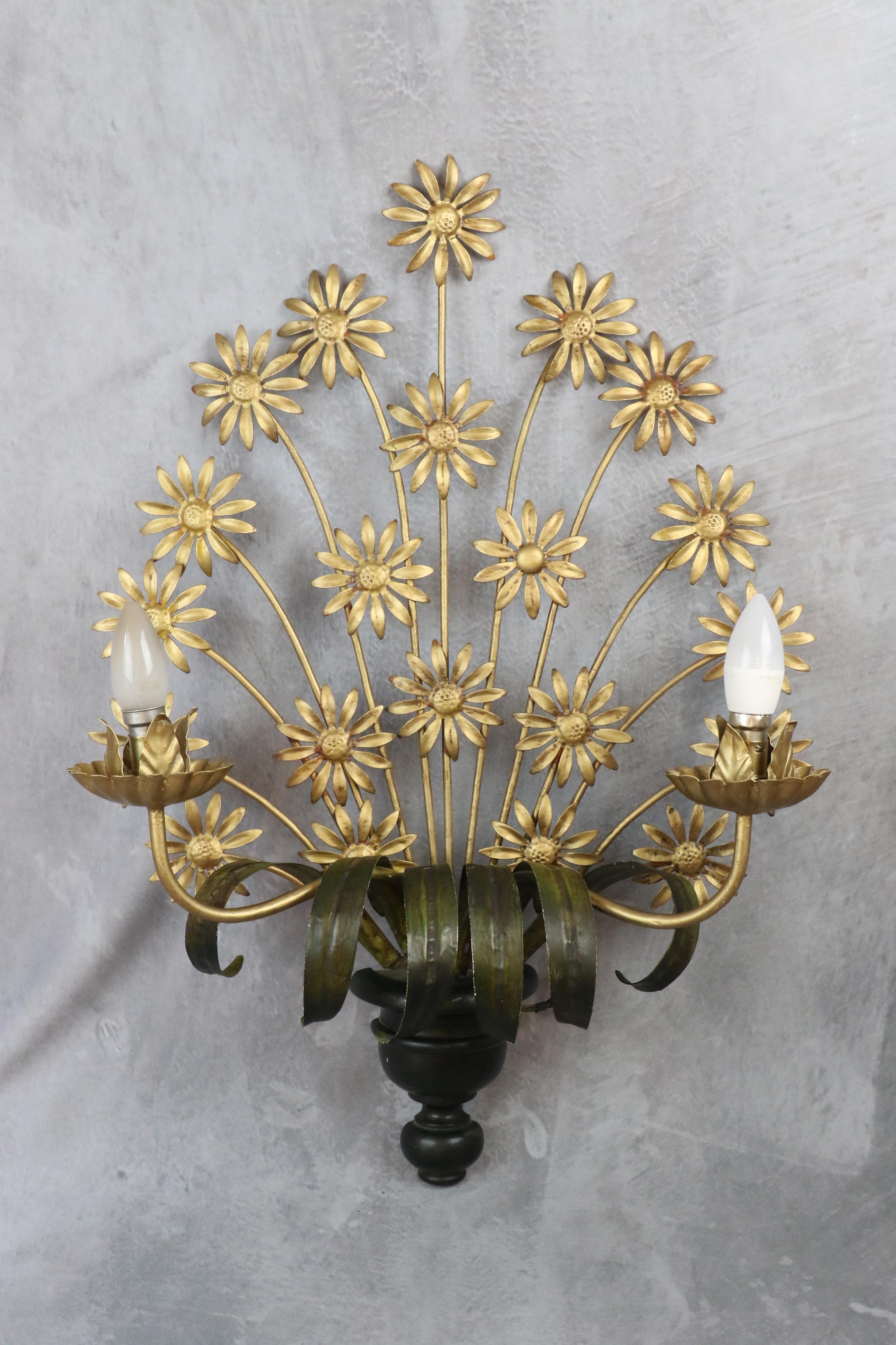 1940er Jahre französische Hollywood Regency Wandlampe, goldenes Gänseblümchenbouquet

Atemberaubende Wandleuchte aus vergoldetem Metall. Atemberaubend durch seine Größe, es ist ein schönes Objekt, ob es an oder aus ist.