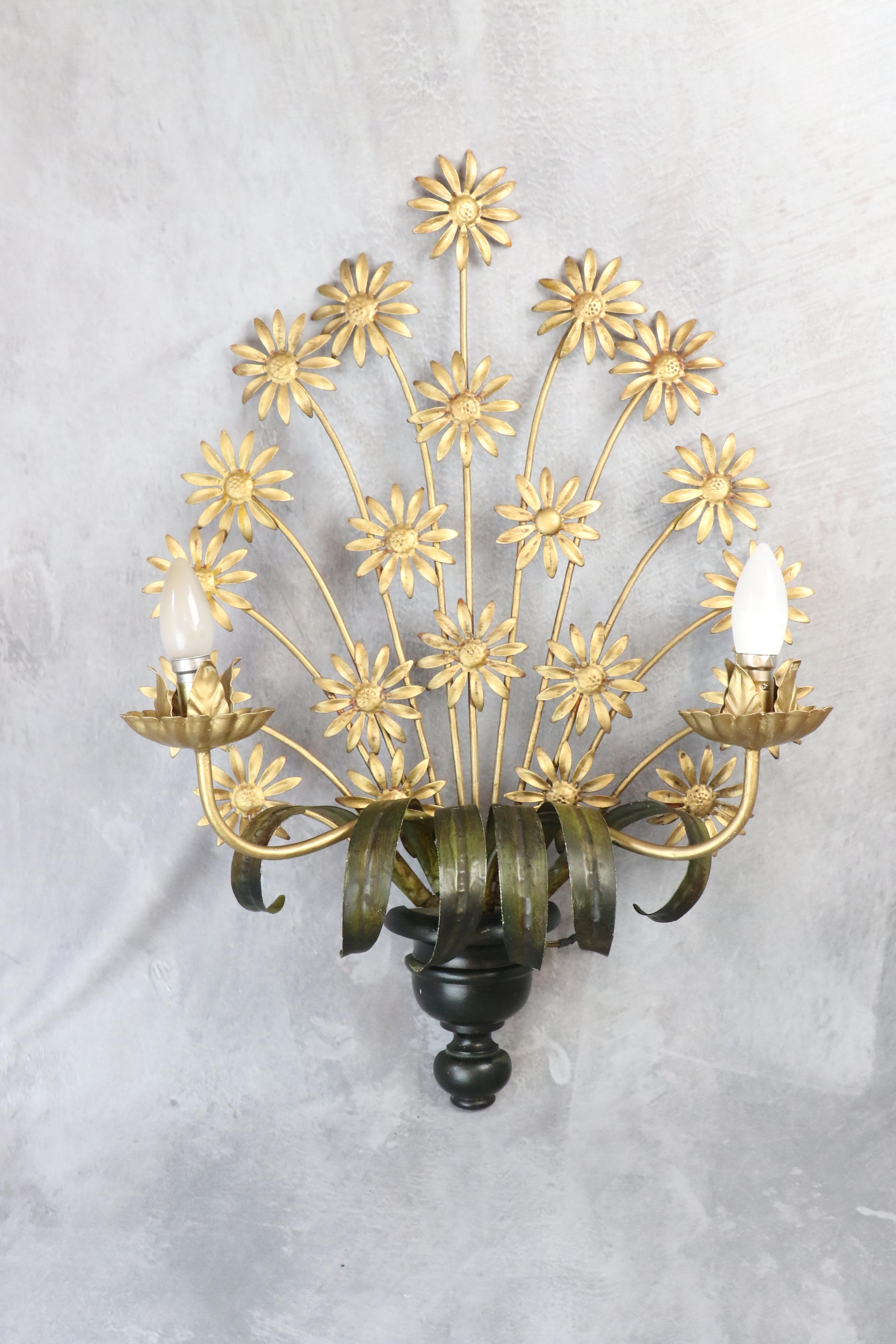 French 1940's french Hollywood Regency wall lamp, golden daisies bouquet For Sale