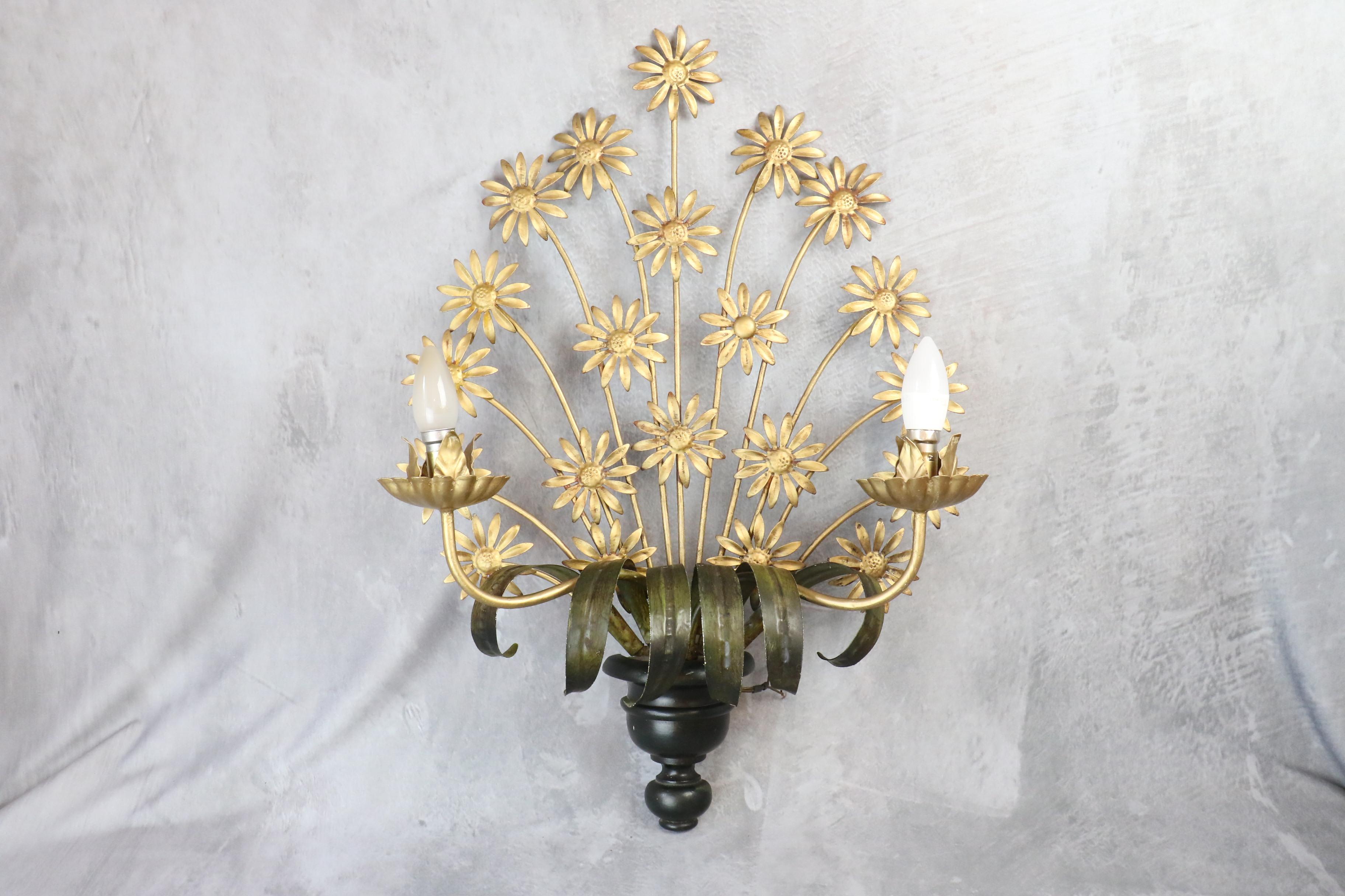 Gilt 1940's french Hollywood Regency wall lamp, golden daisies bouquet For Sale