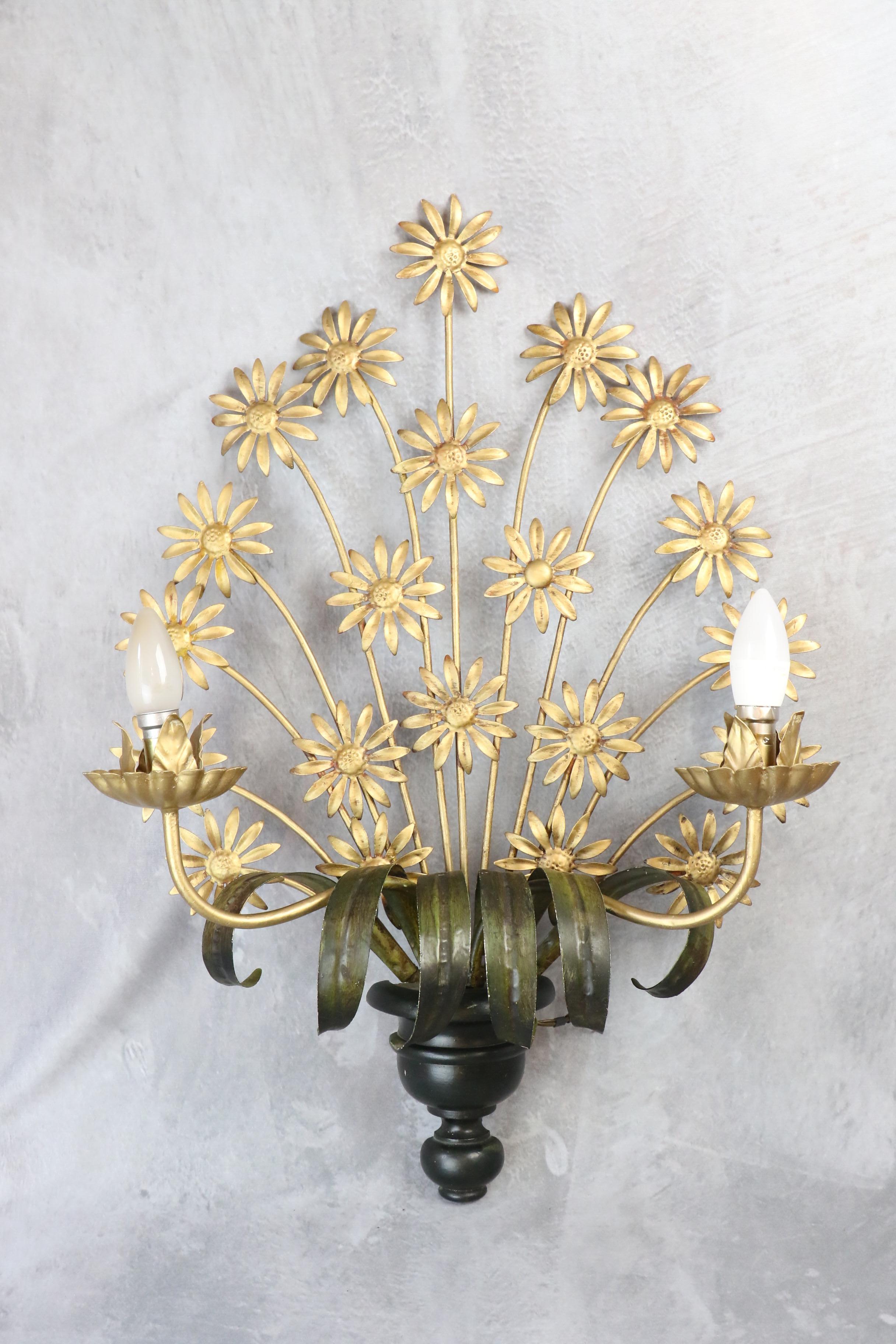 1940's french Hollywood Regency wall lamp, golden daisies bouquet In Good Condition For Sale In Camblanes et Meynac, FR
