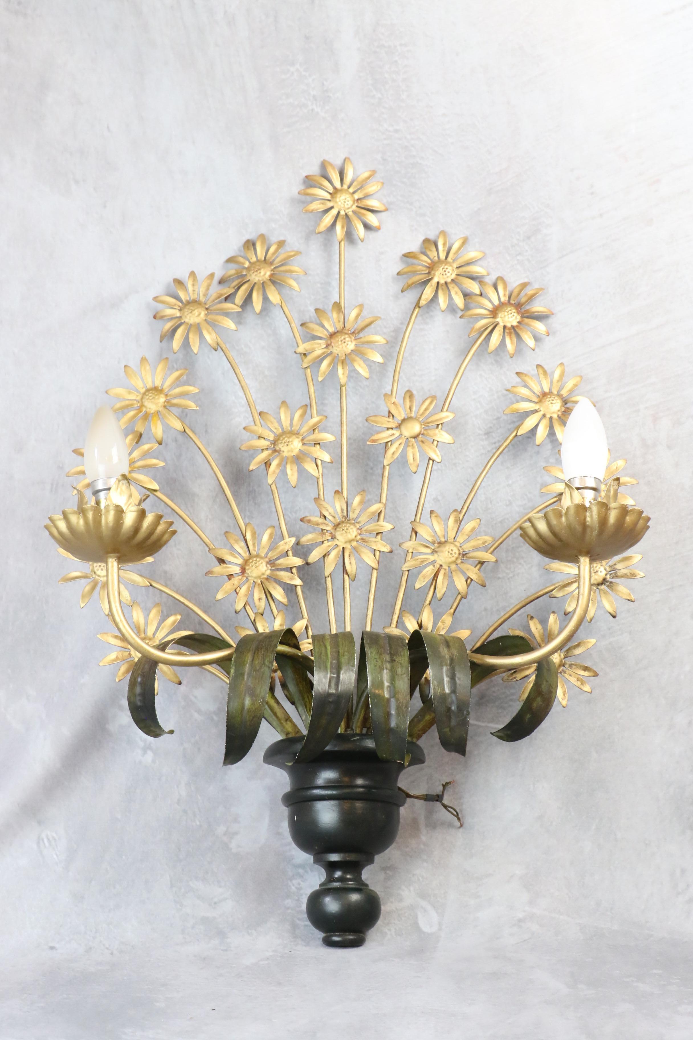 20th Century 1940's french Hollywood Regency wall lamp, golden daisies bouquet For Sale