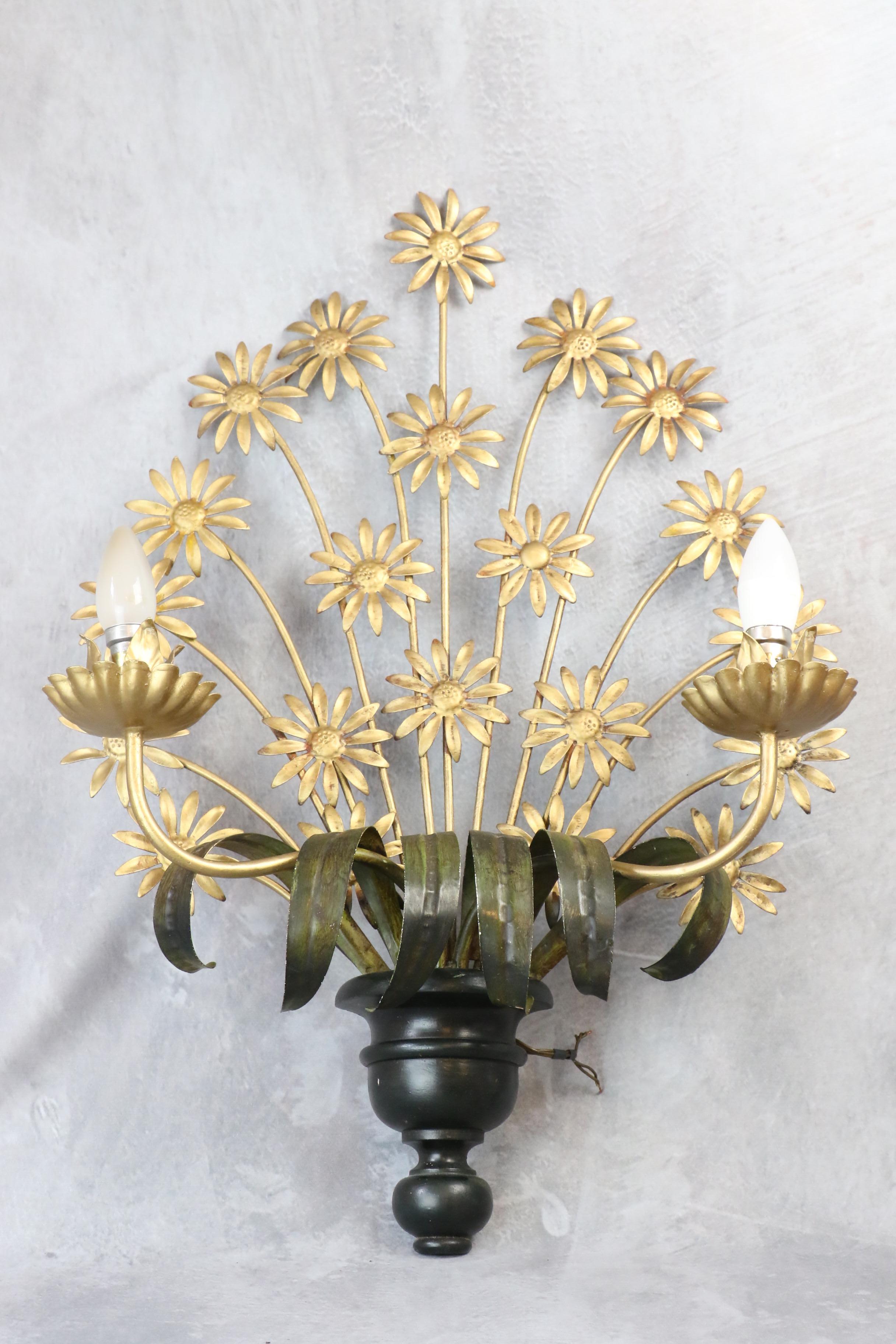 Metal 1940's french Hollywood Regency wall lamp, golden daisies bouquet For Sale