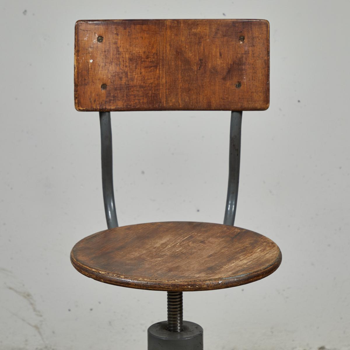 1940s French Industrial Wood and Steel Adjustable Swivel Stool In Good Condition For Sale In Los Angeles, CA