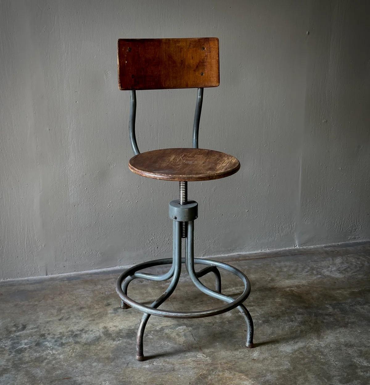 1940s French Industrial Wood and Steel Adjustable Swivel Stool In Good Condition For Sale In Los Angeles, CA