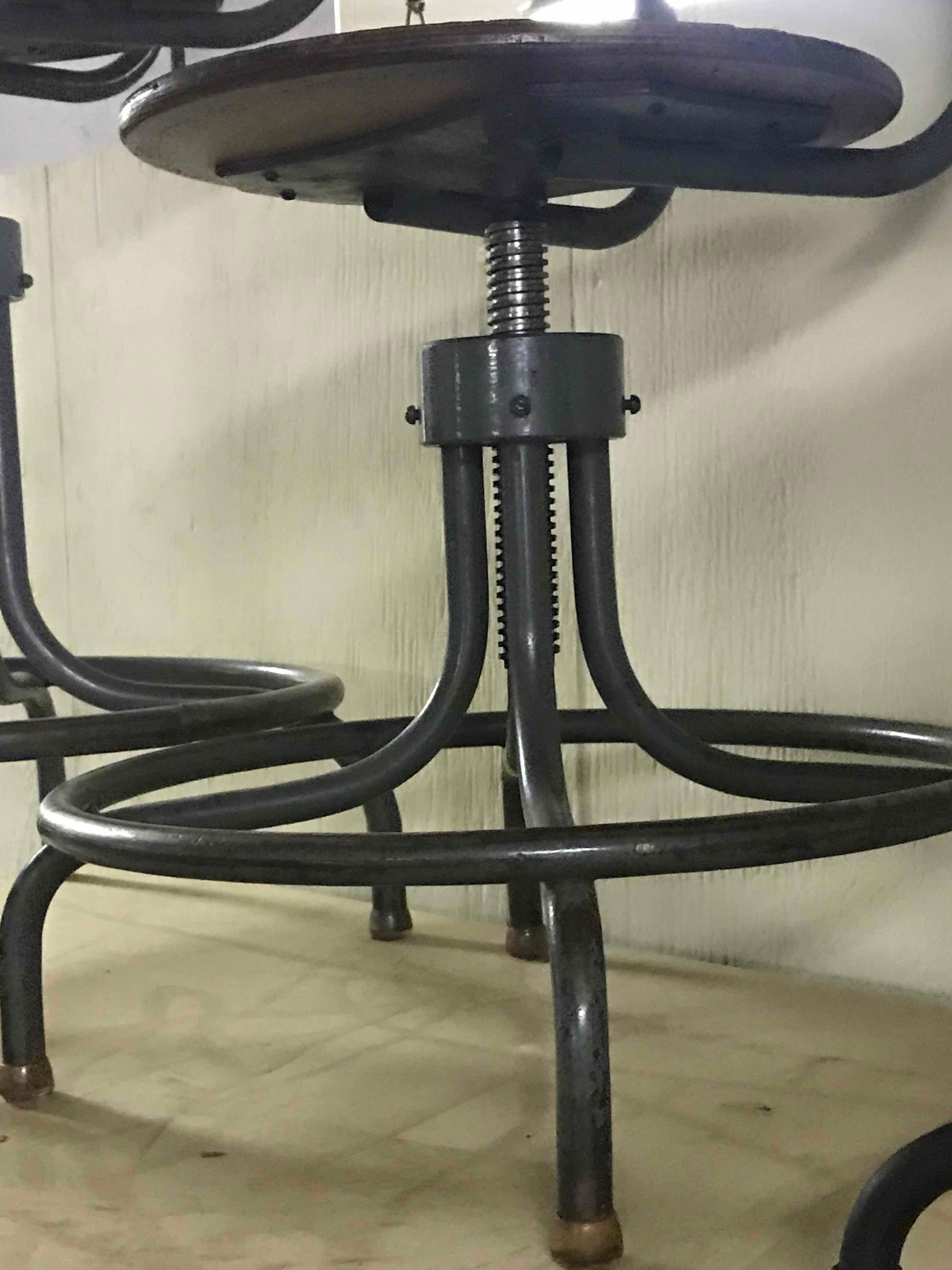 1940s French Industrial Wood and Steel Adjustable Swivel Stool (Industriell)