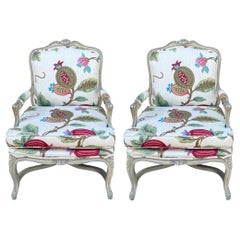 Paire de chaises bergères françaises de style Louis XV des années 1940 peintes en gris en lin Lee Jofa
