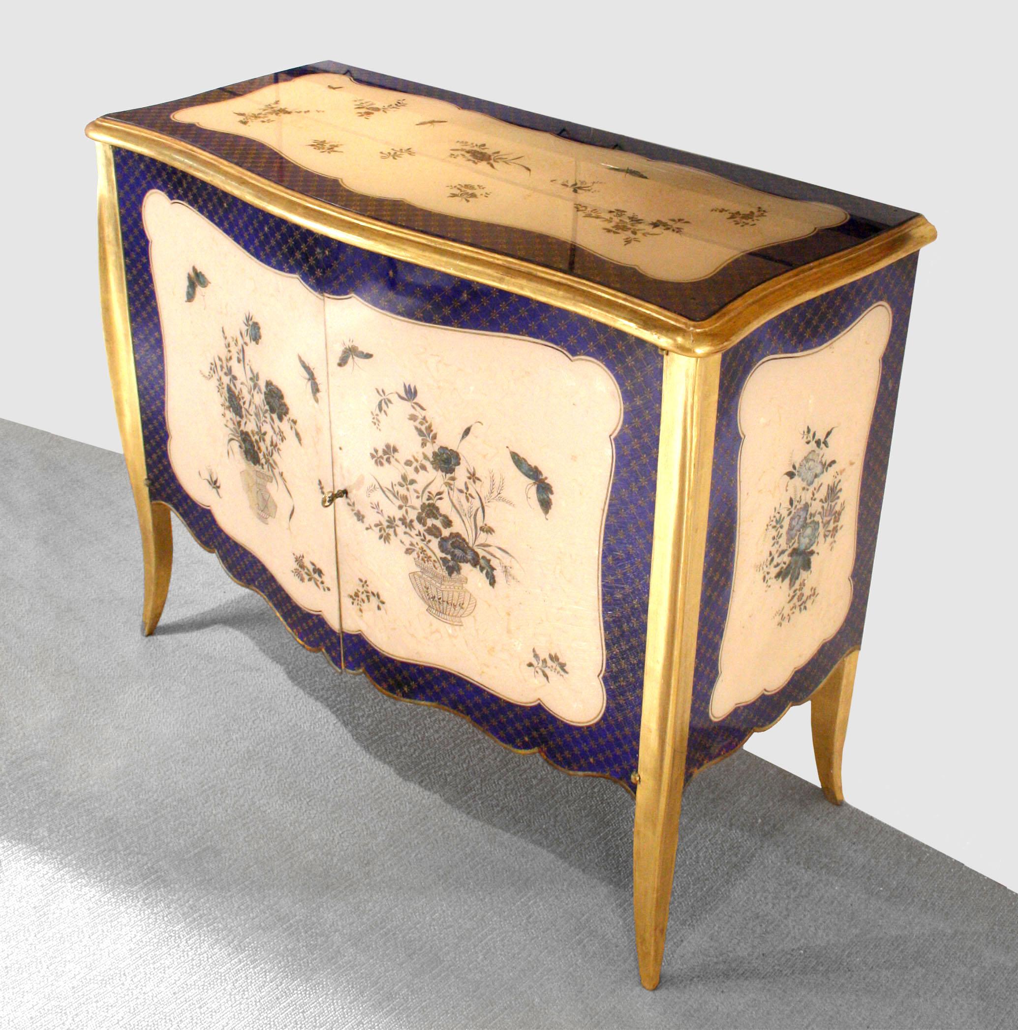 French Louis XV Style Serpentine Commode In Good Condition In New York, NY