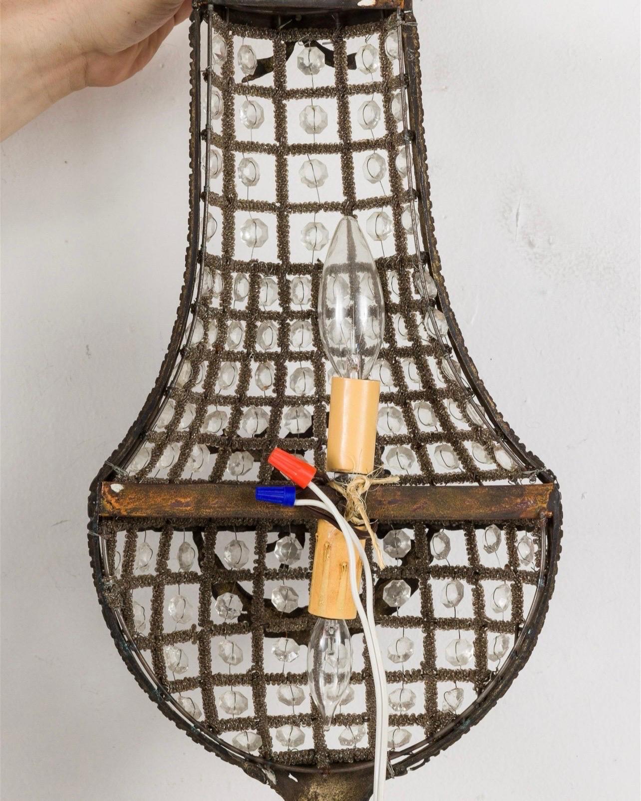 Un hermoso par de candelabros franceses de 1940, la pátina es tan  bonito en estos.  Apliques de pared de 2 luces.   Consulta nuestros otros anuncios para ver un par más grande del mismo estilo.  


17 1/2 in. x 9 in. x 4 1/4 in.