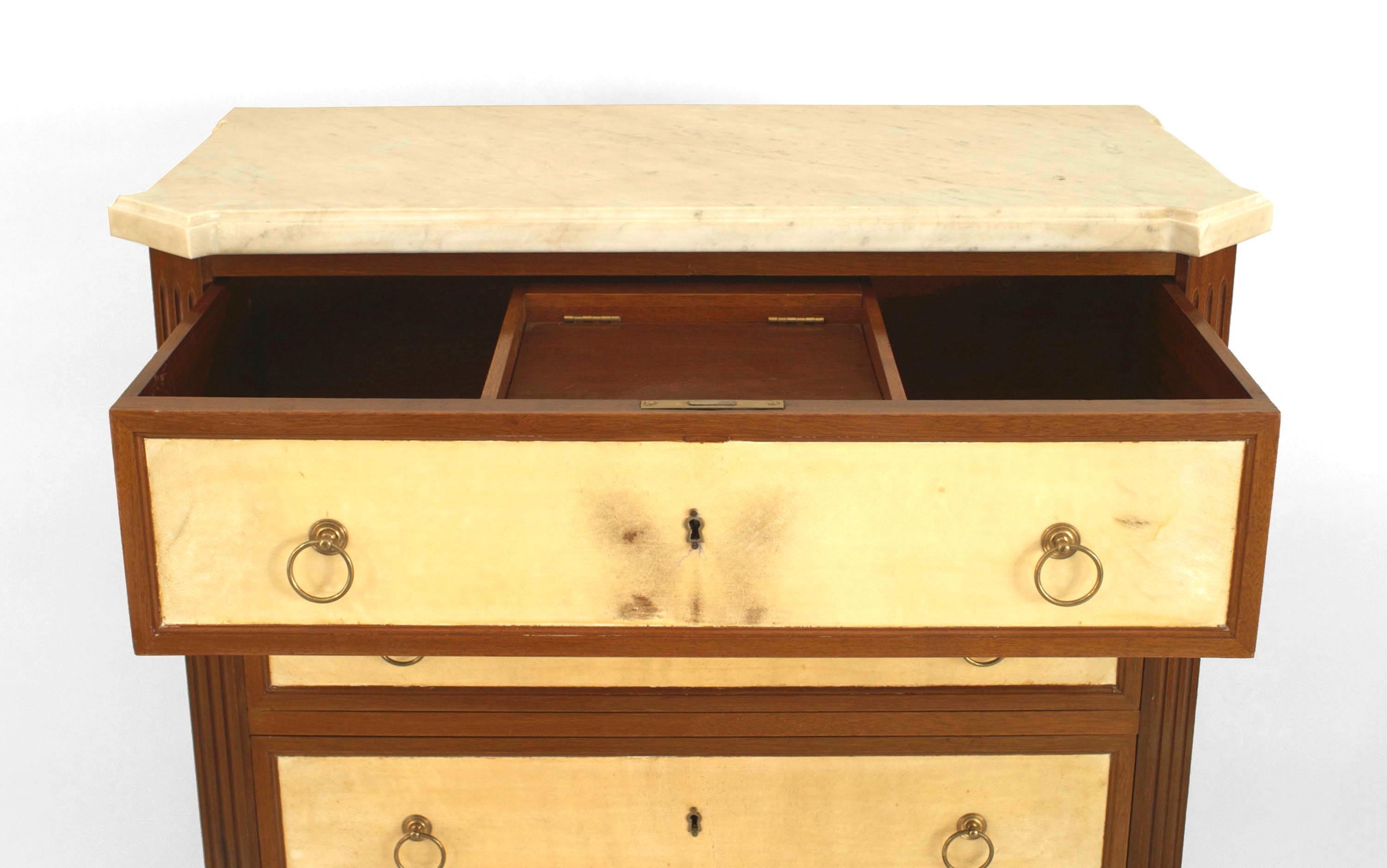 Cassettone francese in stile Luigi XVI (anni '40) in mogano con 6 cassetti e maniglie ad anello in bronzo, impiallacciatura in pergamena e piano in marmo (timbro: JANSEN)
