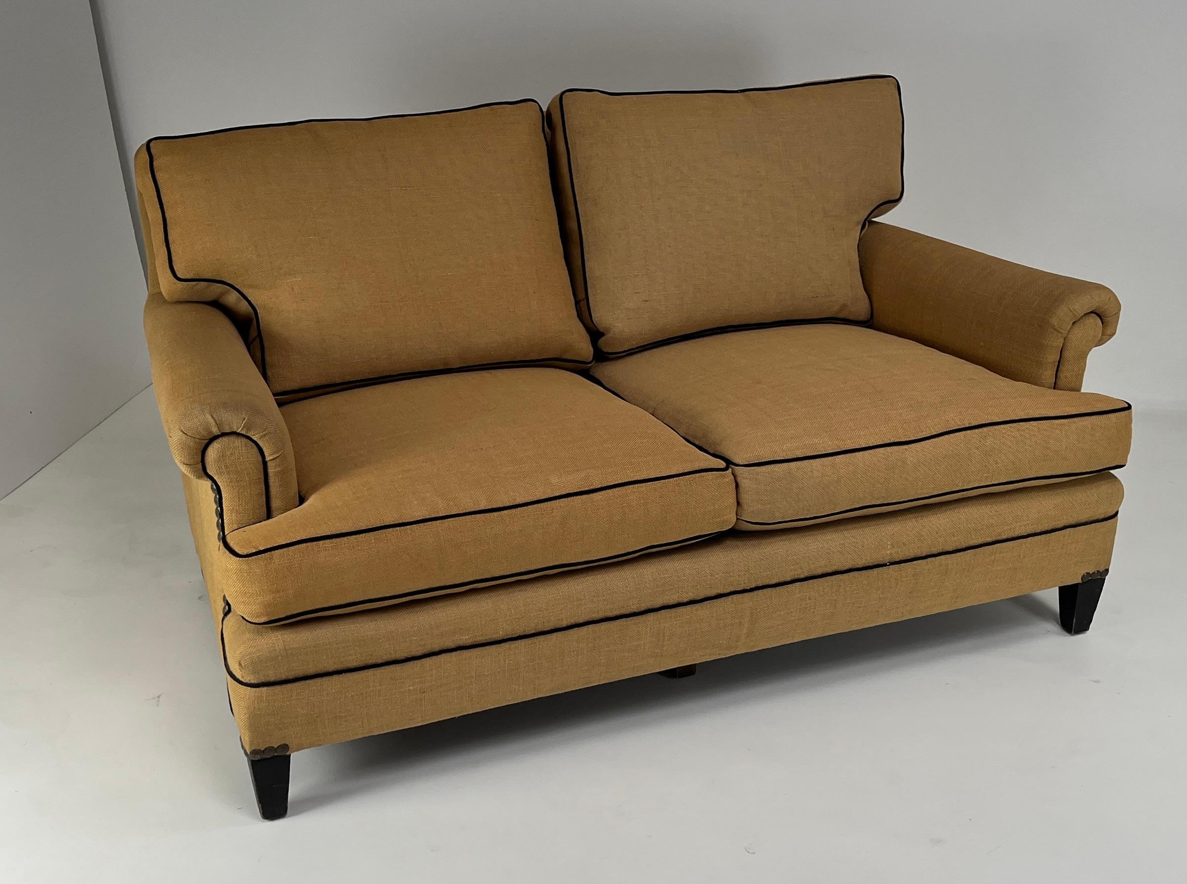 Classica poltrona francese a due posti degli anni '40, appena restaurata con tappezzeria in juta e cuscini freschi in piuma. Il telaio originale mantiene la sua solida integrità, ora abbinato a molle aggiornate per un maggiore comfort. Le