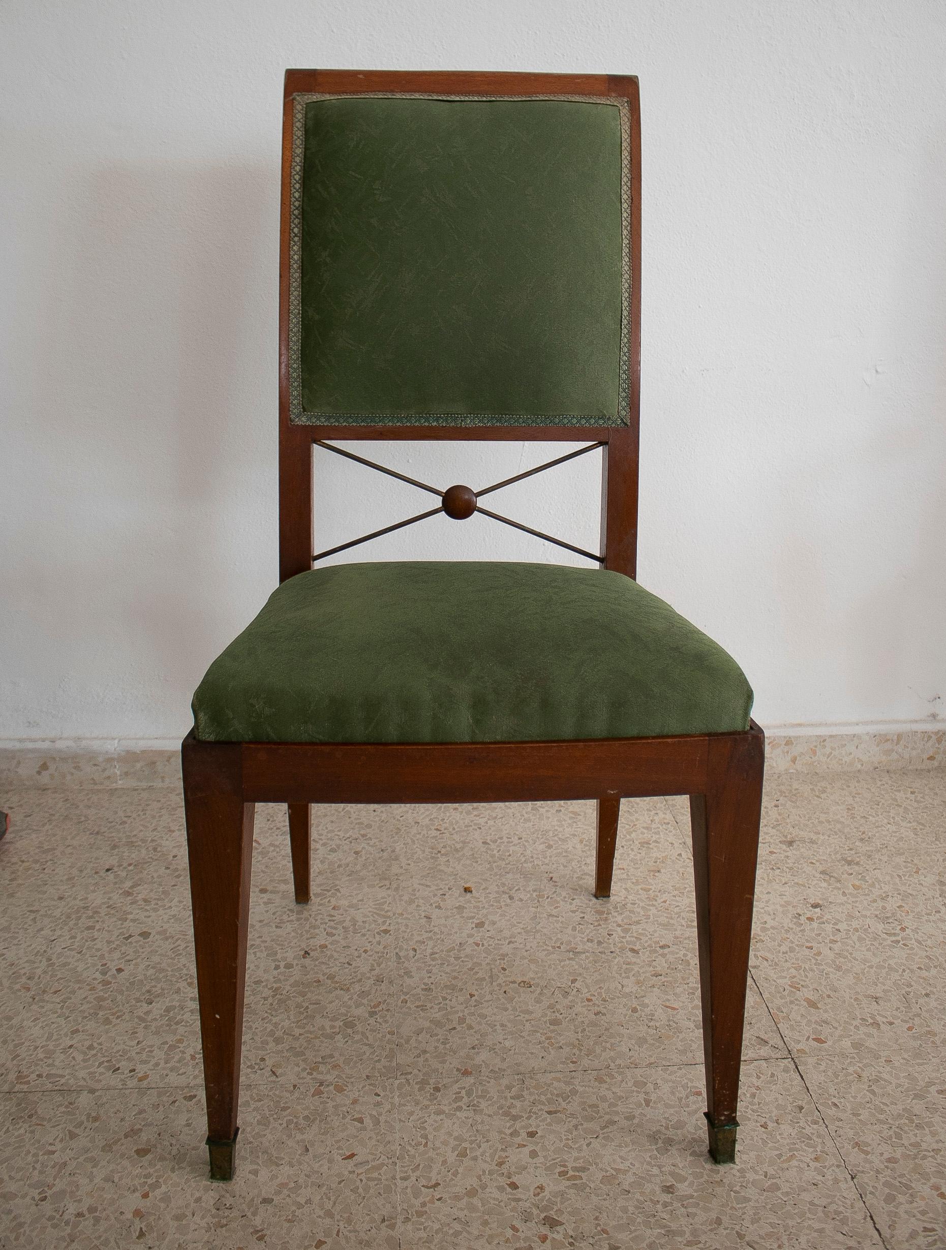 Espagnol Ensemble de six chaises et deux fauteuils en acajou et bronze des années 1940 en vente