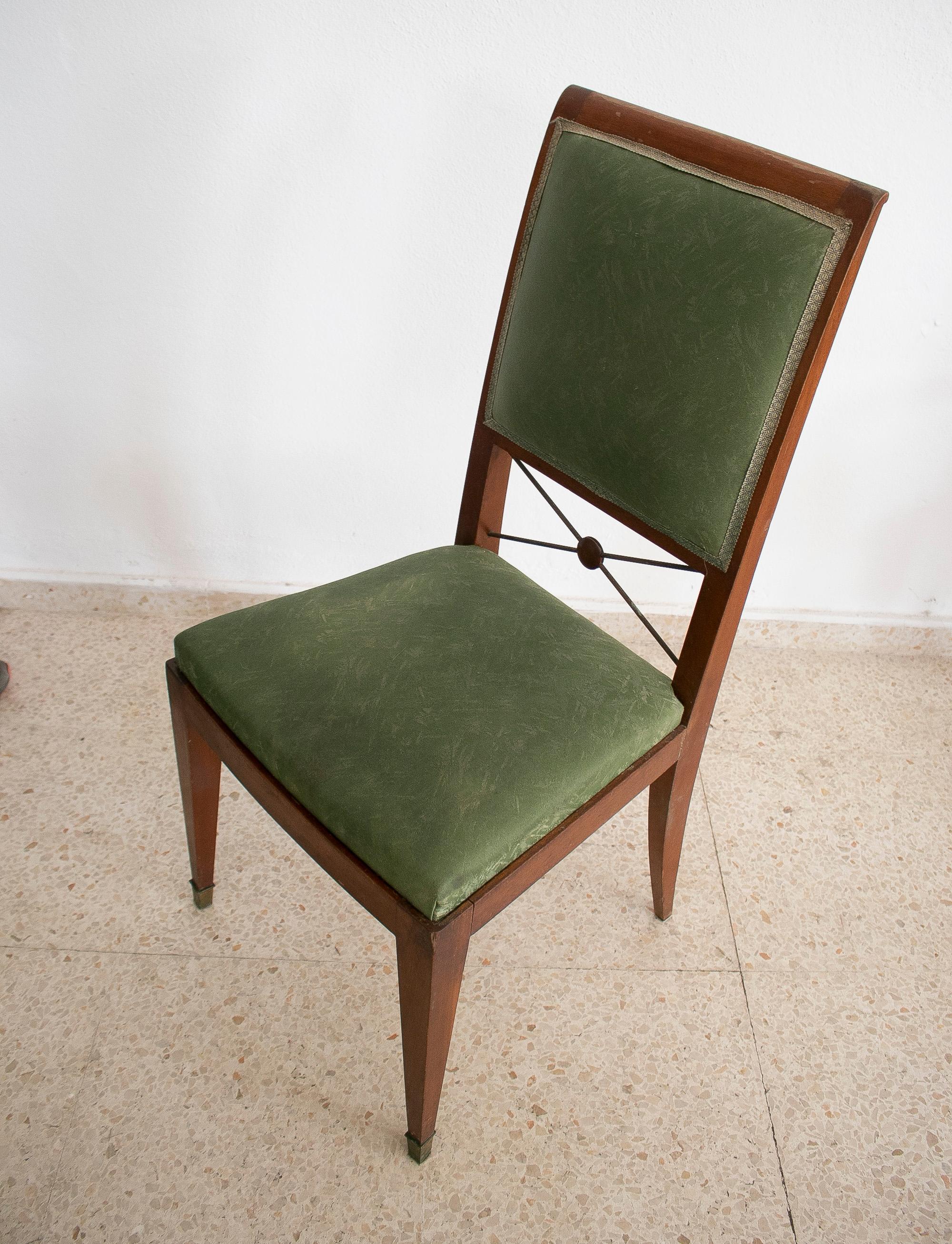 20ième siècle Ensemble de six chaises et deux fauteuils en acajou et bronze des années 1940 en vente