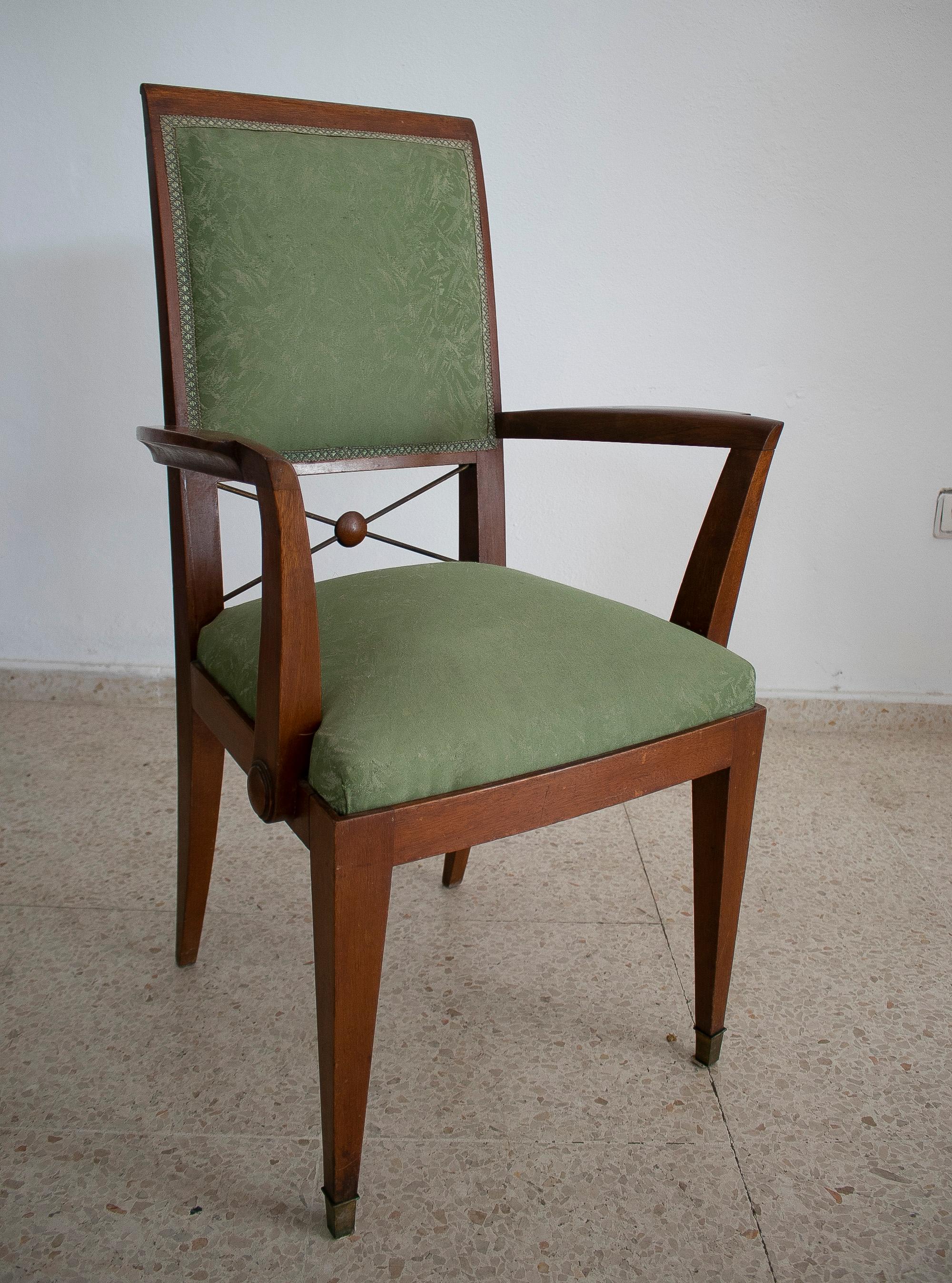 Ensemble de six chaises et deux fauteuils en acajou et bronze des années 1940 en vente 2
