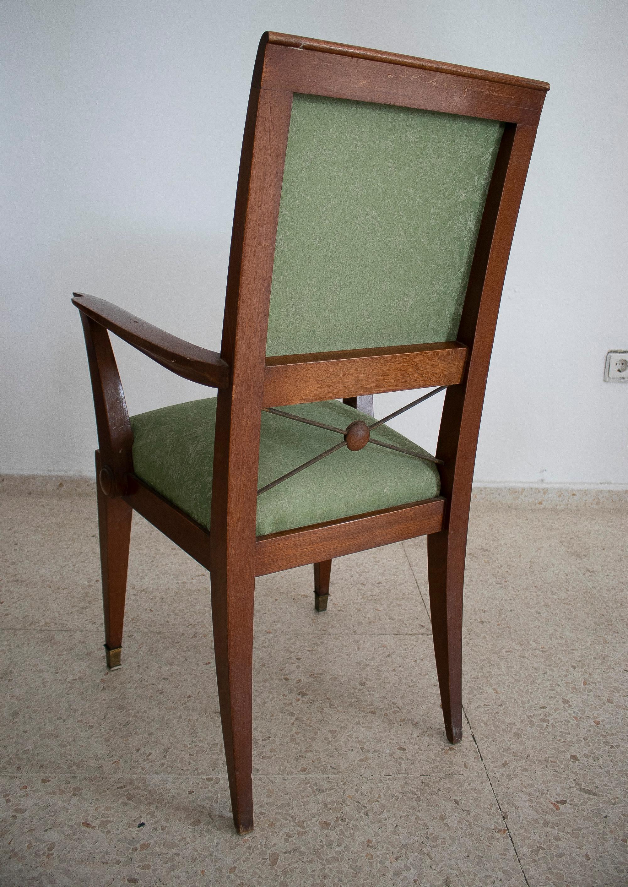 Ensemble de six chaises et deux fauteuils en acajou et bronze des années 1940 en vente 3