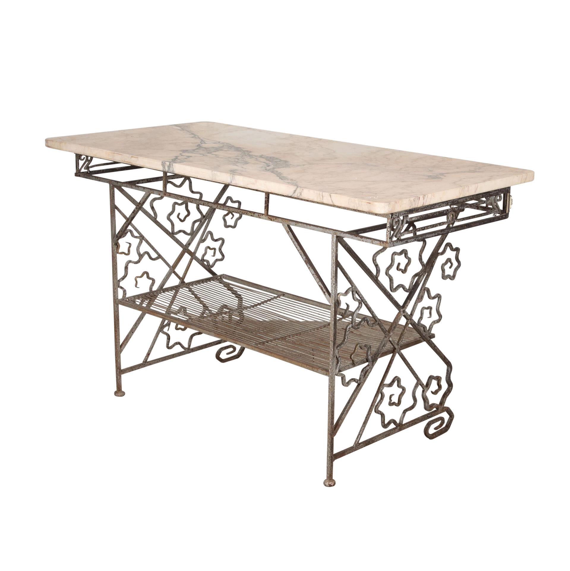 Bäckertisch aus den 1940er Jahren mit dekorativem Eisendesign am Rahmen.
Große originale Marmorplatte.
Hervorragend geeignet als freistehende Kücheninsel, Verkaufsdisplay oder Konsole.