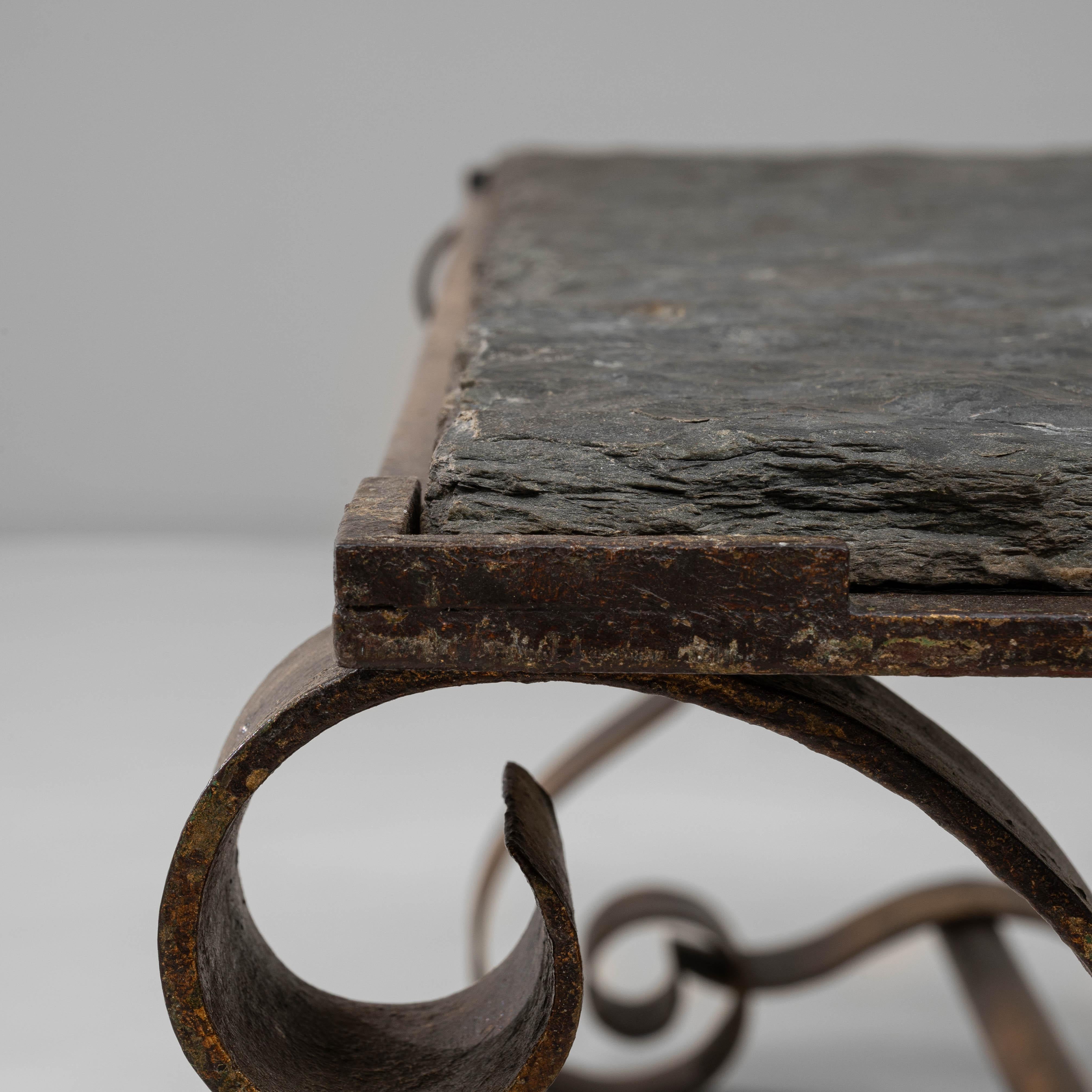 Table basse en métal français des années 1940 avec plateau en pierre en vente 7