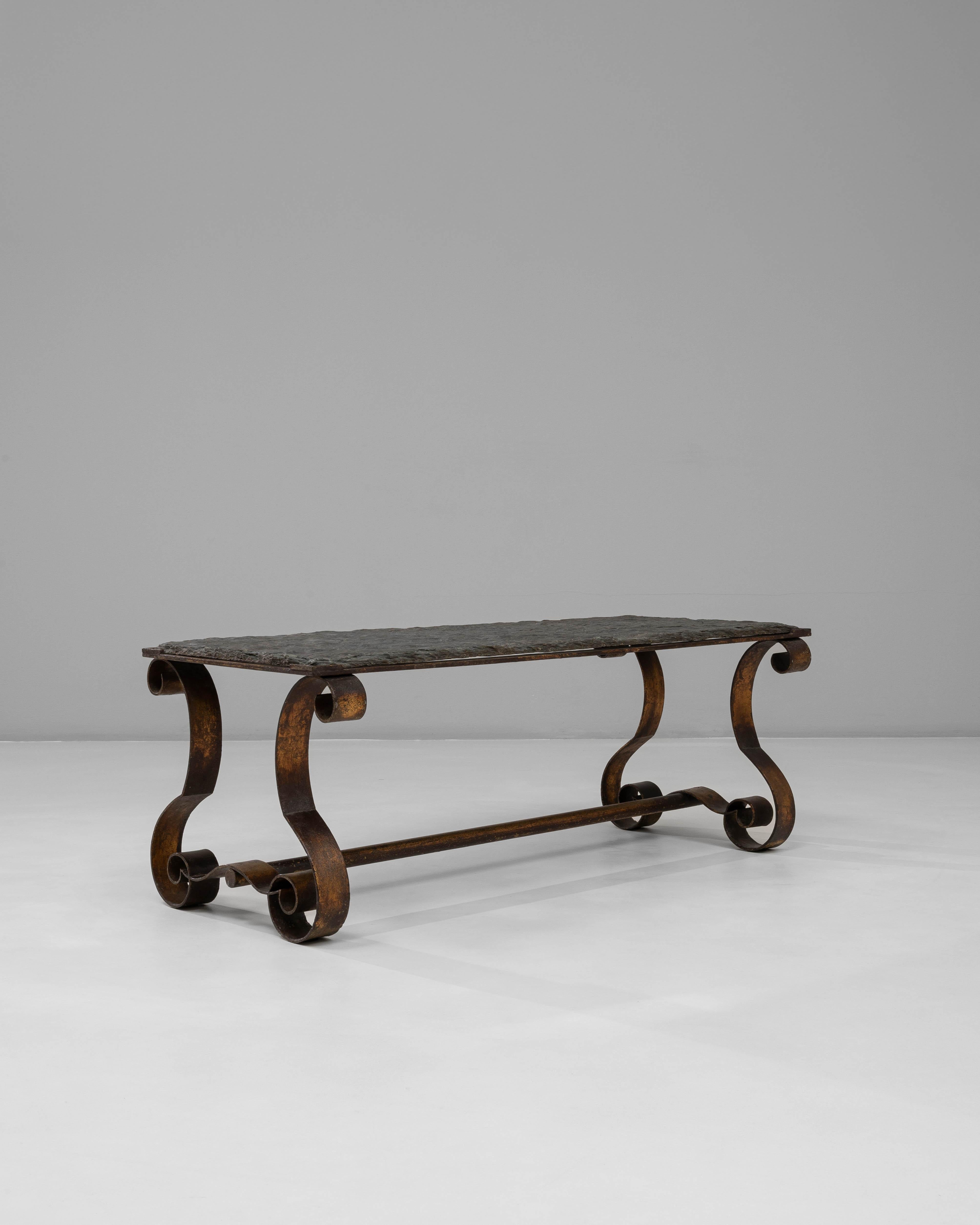 Français Table basse en métal français des années 1940 avec plateau en pierre en vente