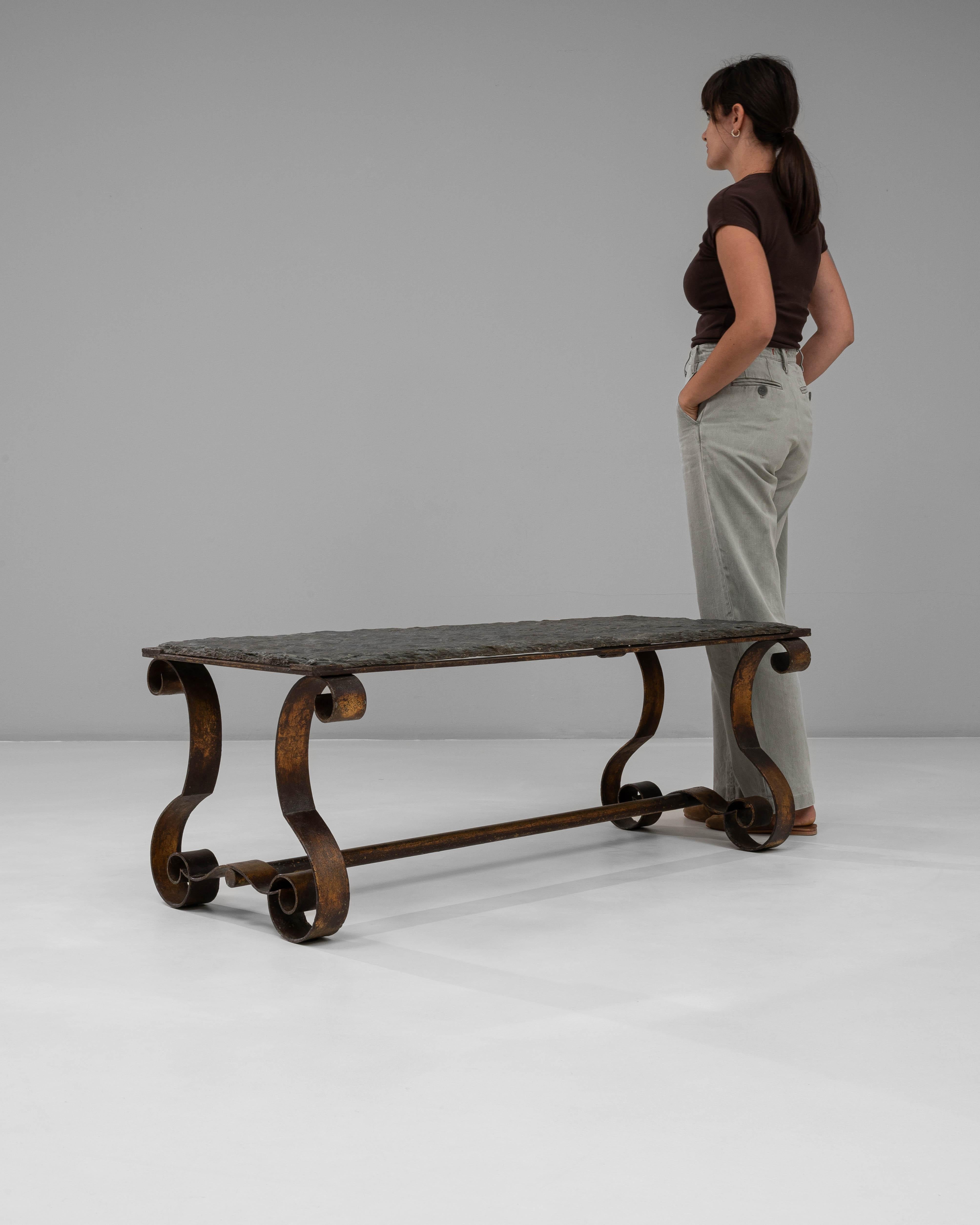 Table basse en métal français des années 1940 avec plateau en pierre Bon état - En vente à High Point, NC