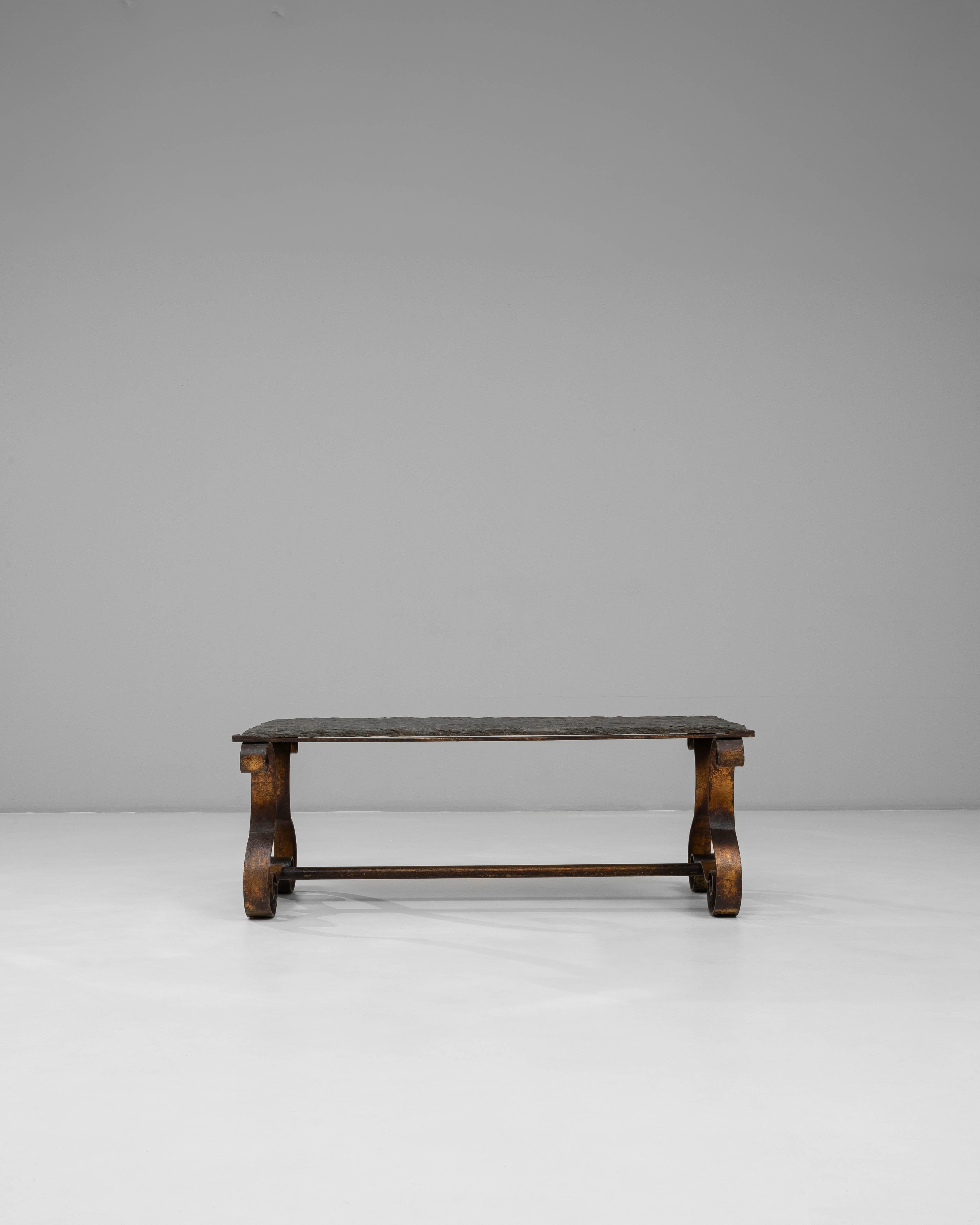 20ième siècle Table basse en métal français des années 1940 avec plateau en pierre en vente