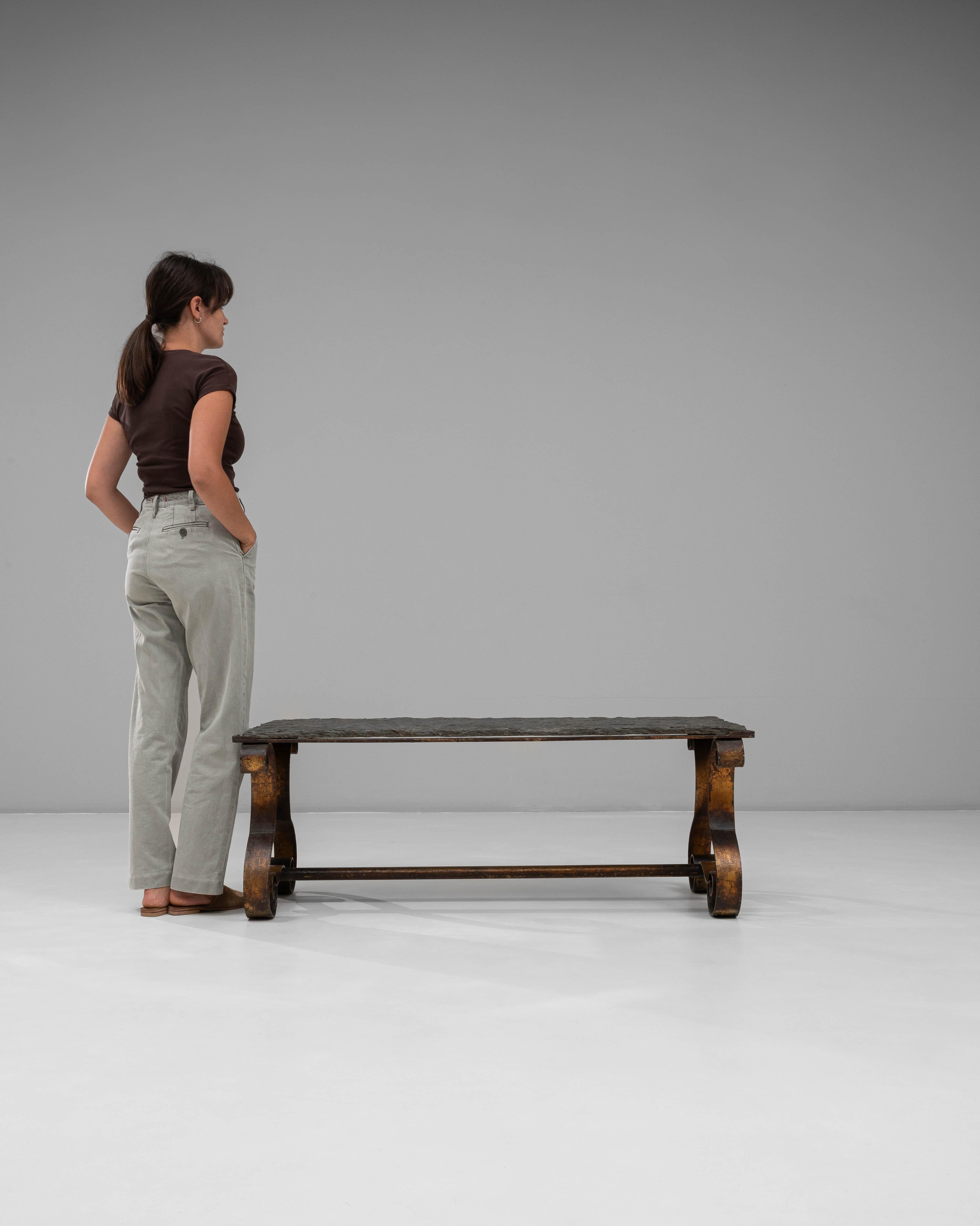 Métal Table basse en métal français des années 1940 avec plateau en pierre en vente