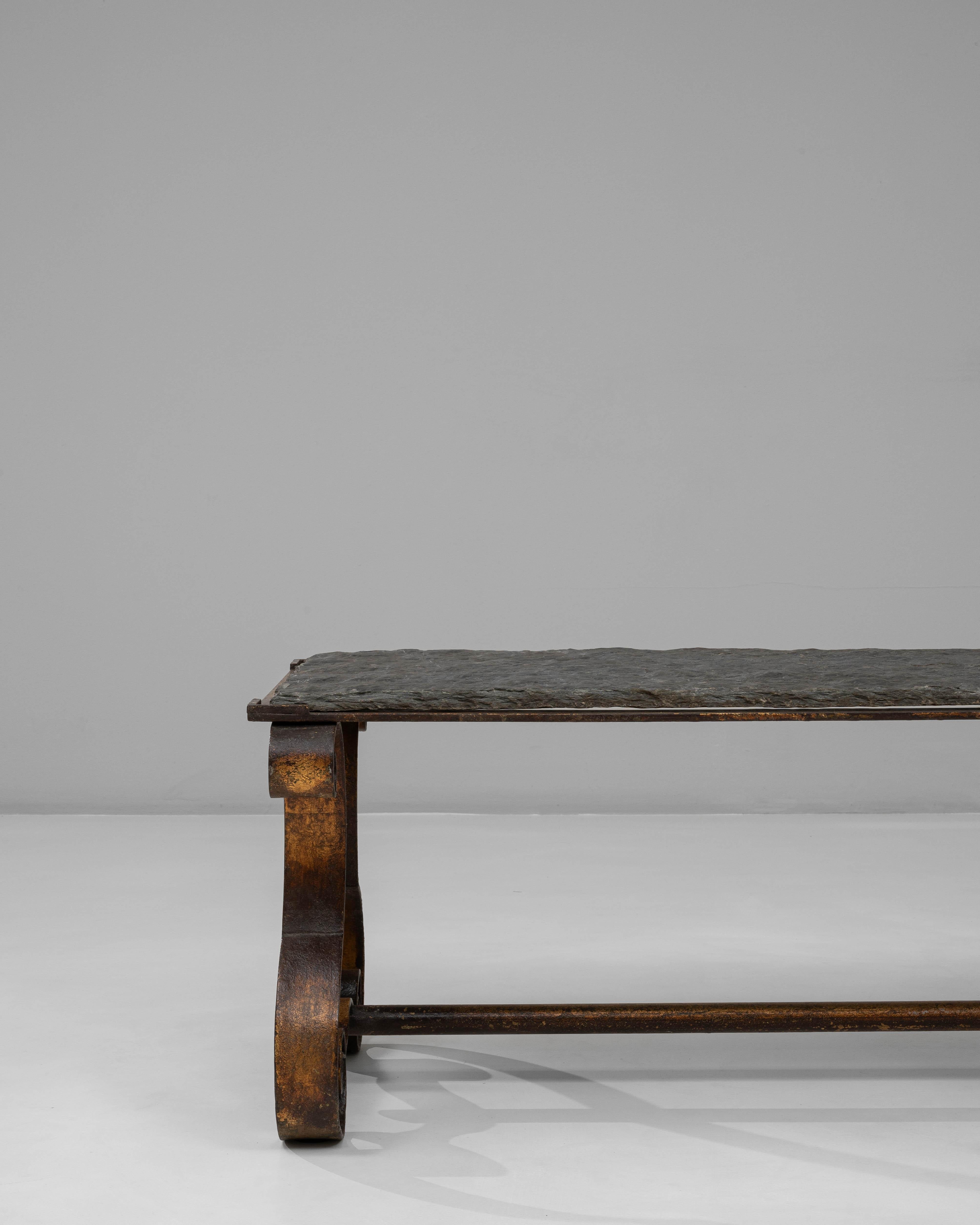 Table basse en métal français des années 1940 avec plateau en pierre en vente 1