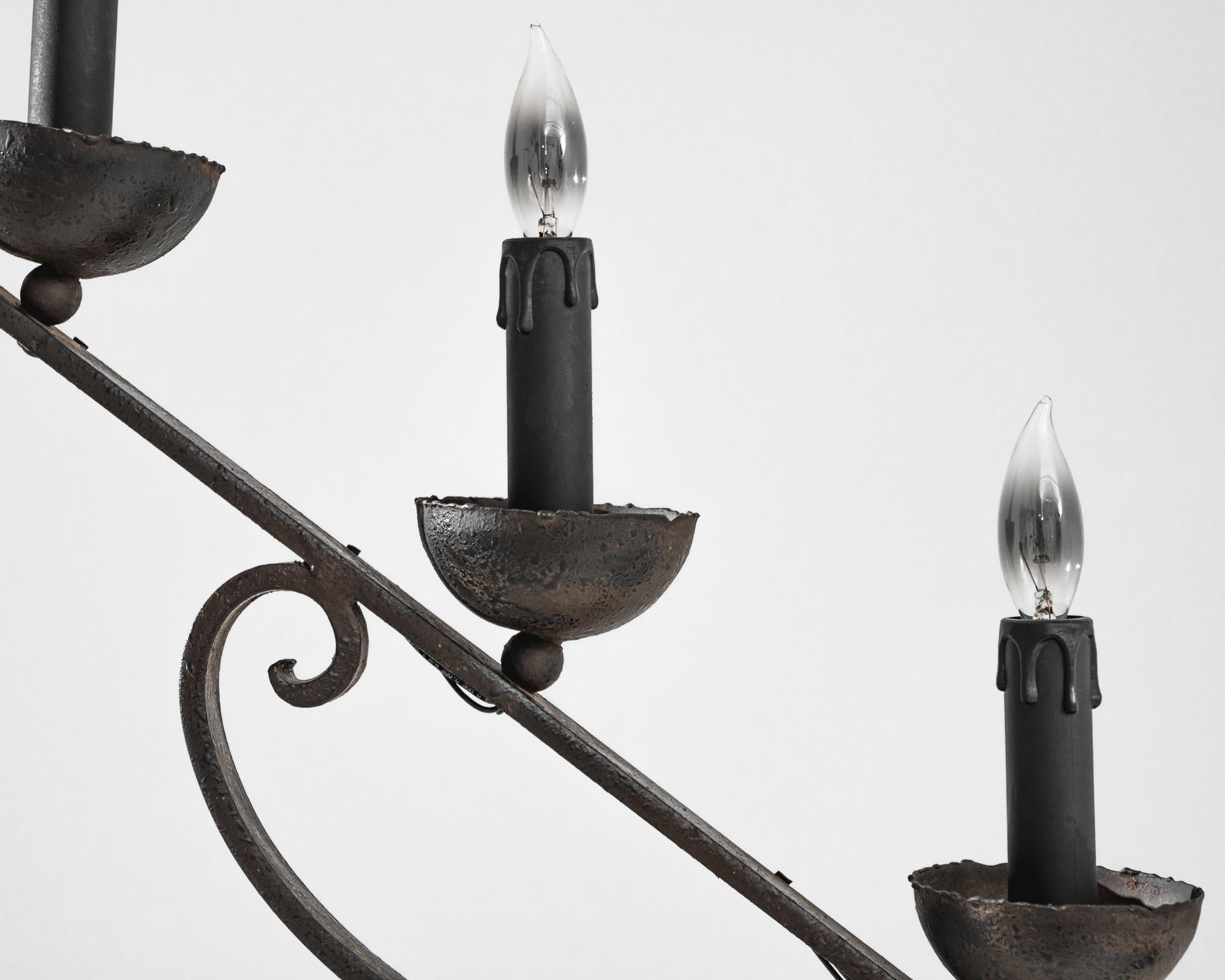 Illuminez votre espace avec l'élégance classique de ce lampadaire en métal français des années 1940. Issu d'une décennie connue pour son mélange unique d'utilité et de style, ce lampadaire dégage un air de sophistication vintage. Son cadre élancé en