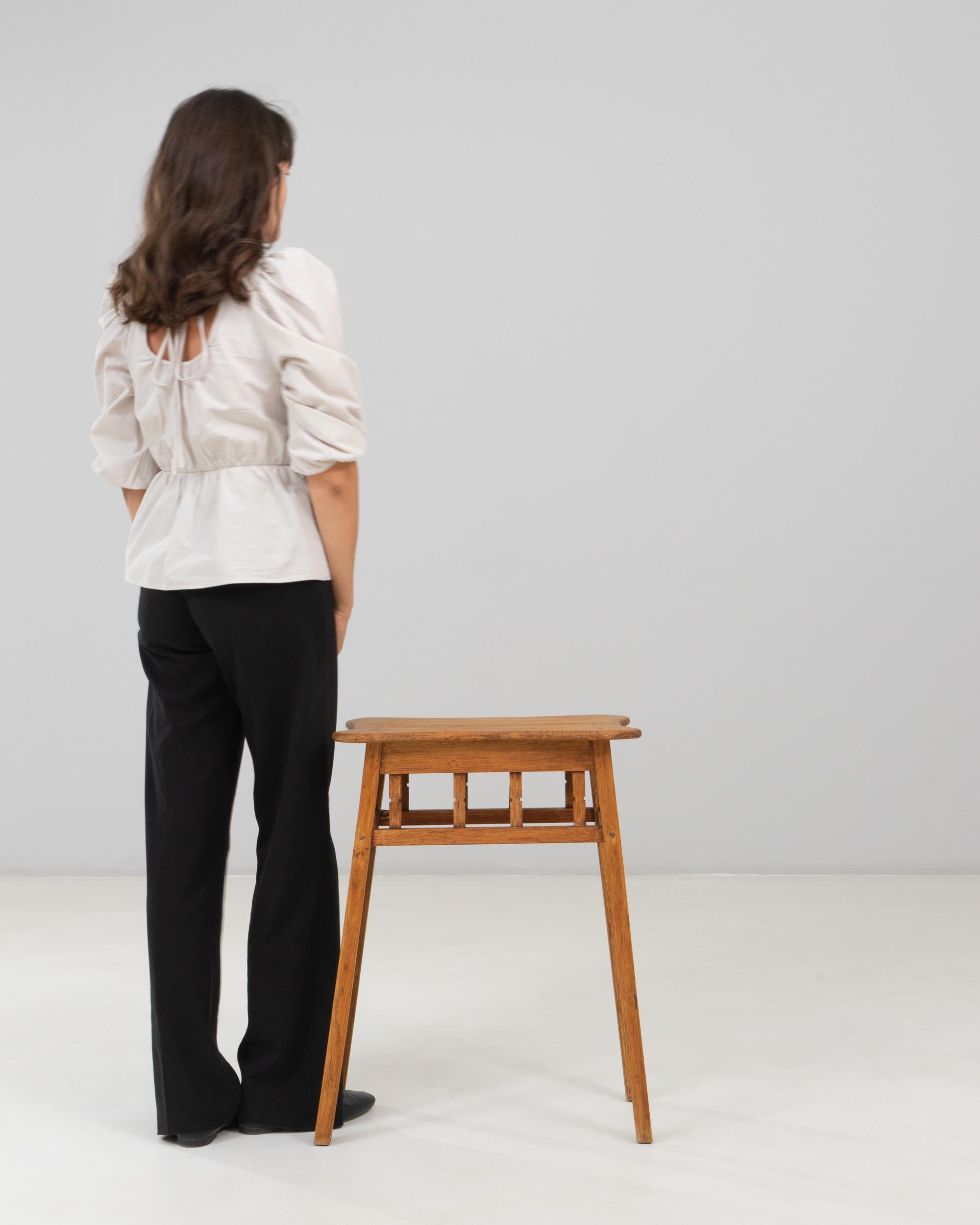 1940s French Mid-Century Modern Wooden Side Table Moderno de mediados de siglo en venta