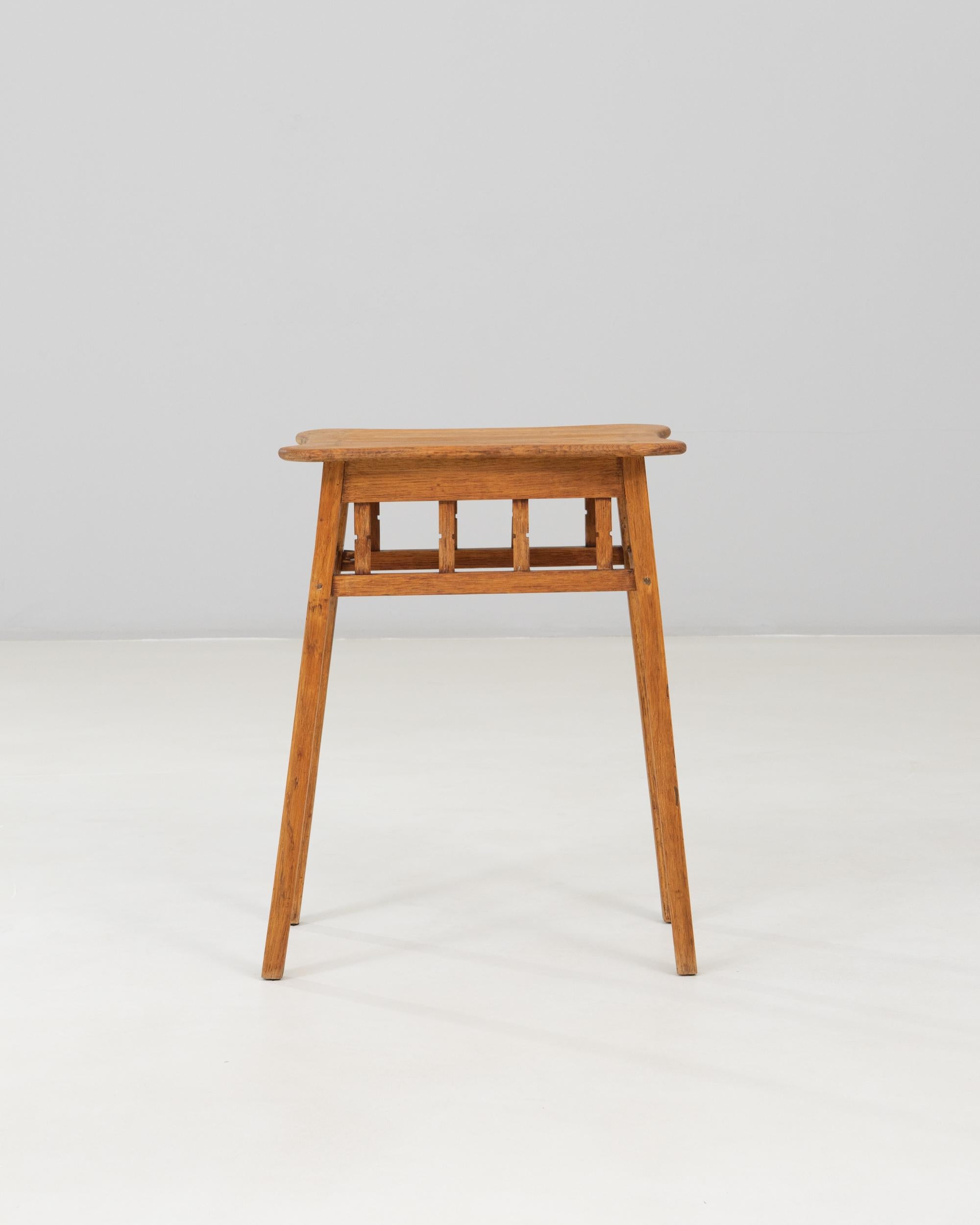 1940s French Mid-Century Modern Wooden Side Table Francés en venta