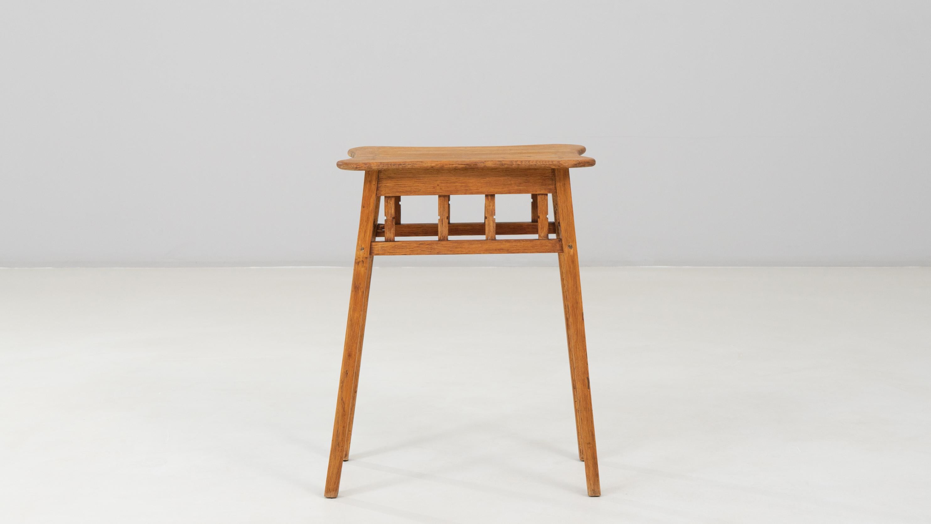 1940s French Mid-Century Modern Wooden Side Table en Bueno estado para la venta en High Point, NC