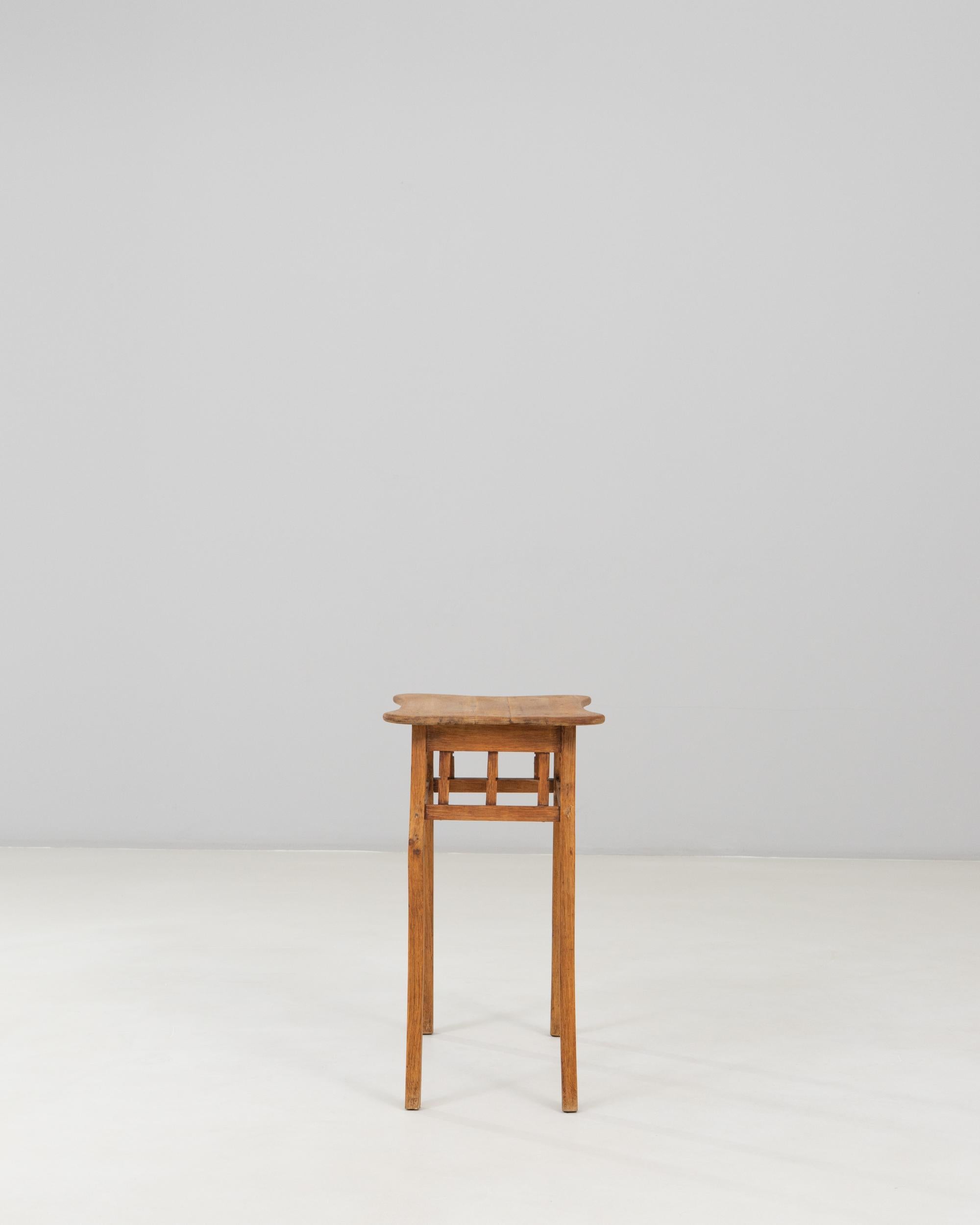 1940s French Mid-Century Modern Wooden Side Table siglo XX en venta