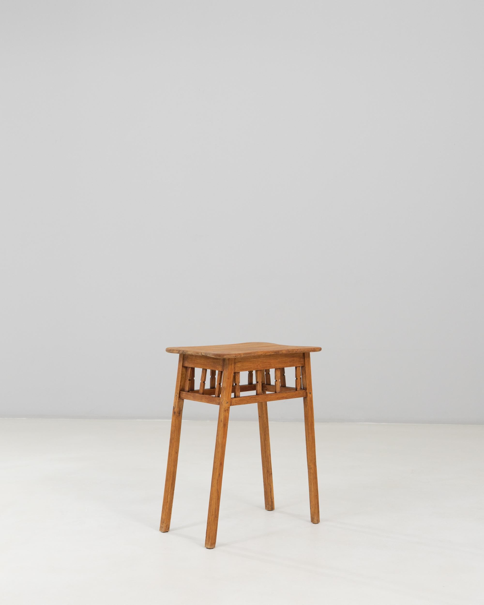 1940s French Mid-Century Modern Wooden Side Table Madera en venta