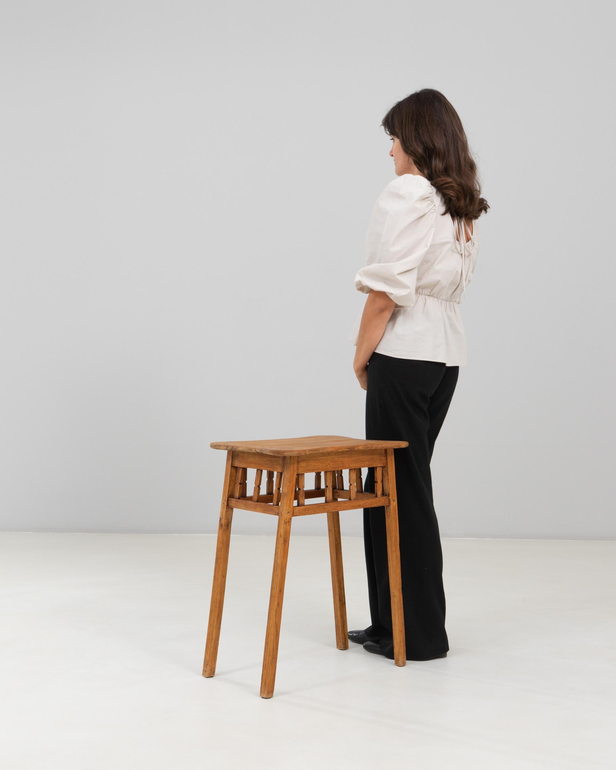 1940s French Mid-Century Modern Wooden Side Table en venta 1