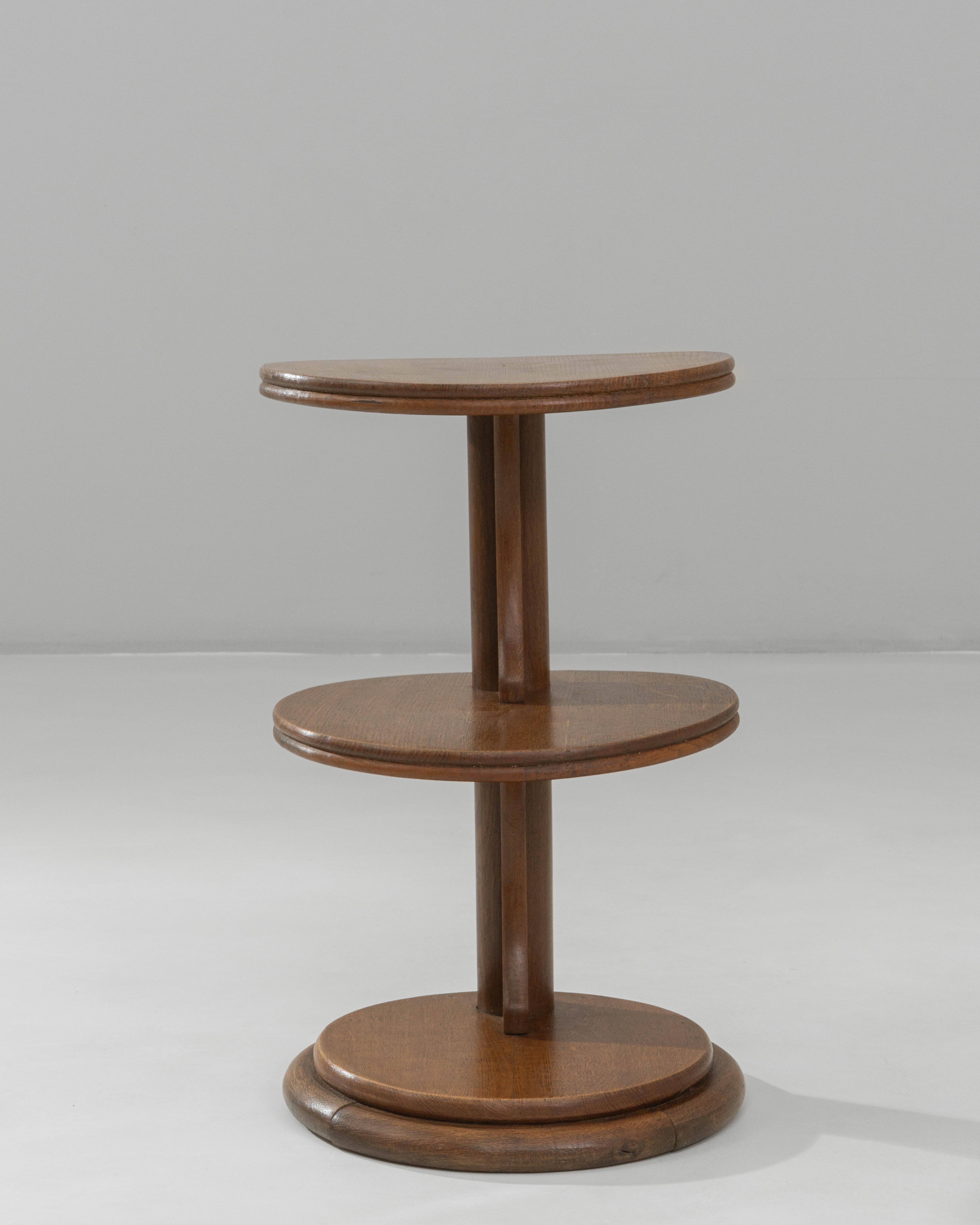 1940s French Modern Three-Tier Side Table en Bueno estado para la venta en High Point, NC