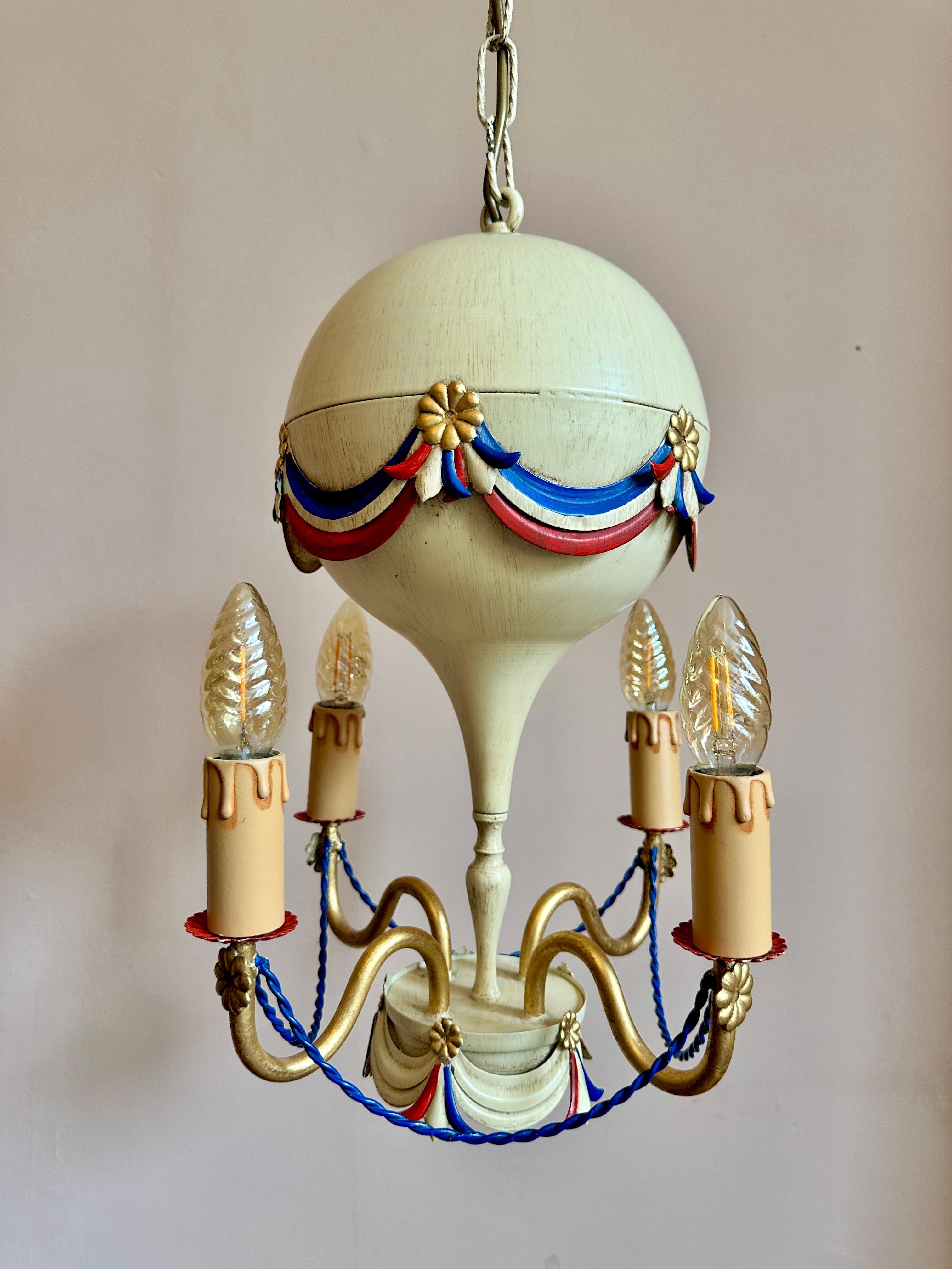 Lámpara de araña francesa Montgolfier de los años 40.

Maravillosa y rara lámpara de techo pintada a mano basada en el diseño pionero de globos de los hermanos Montgolfier del siglo XVIII.

En muy buen estado original, con un ligero desgaste