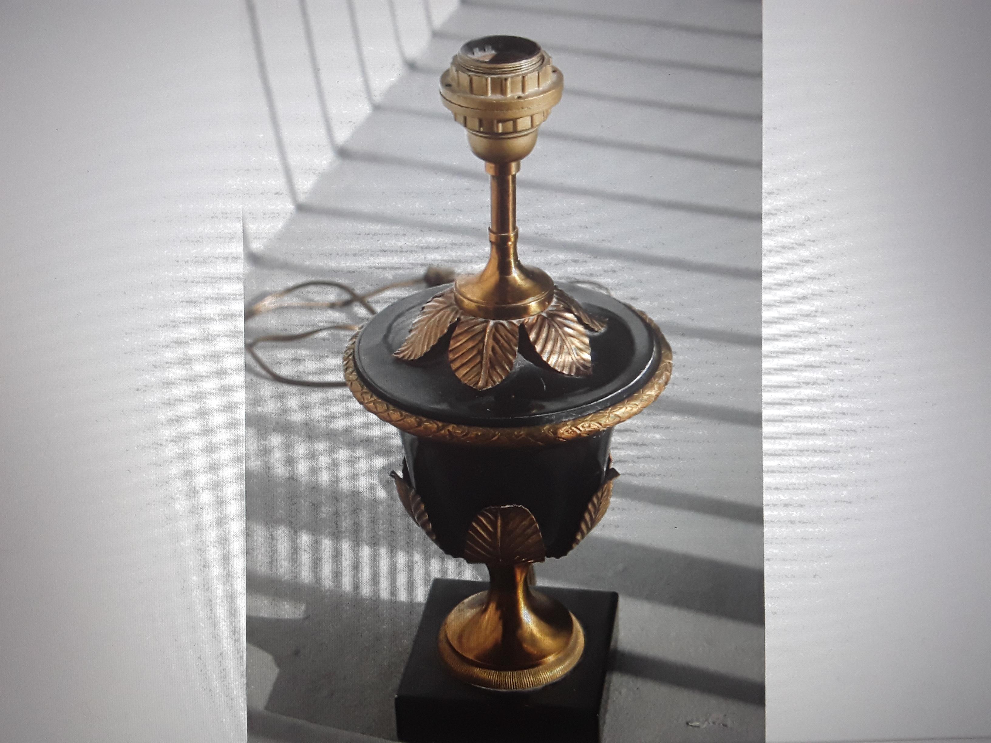 Lampe de bureau néoclassique française de la Maison Bagues documentée en bronze des années 1940 en vente 3