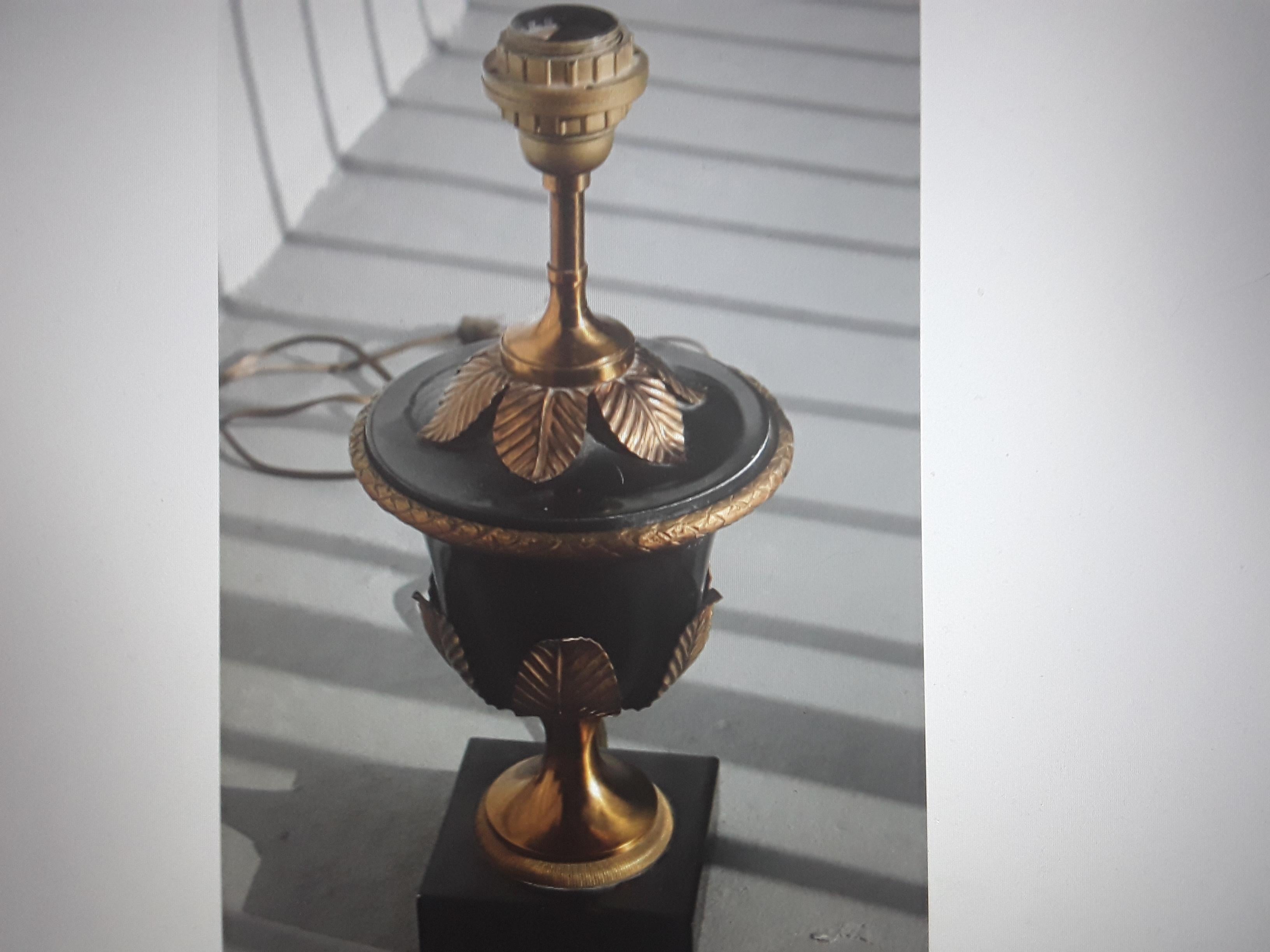 Lampe de table de style néoclassique français de la Maison Bagues, signée et documentée, en bronze. Lampe lourde de haute qualité !