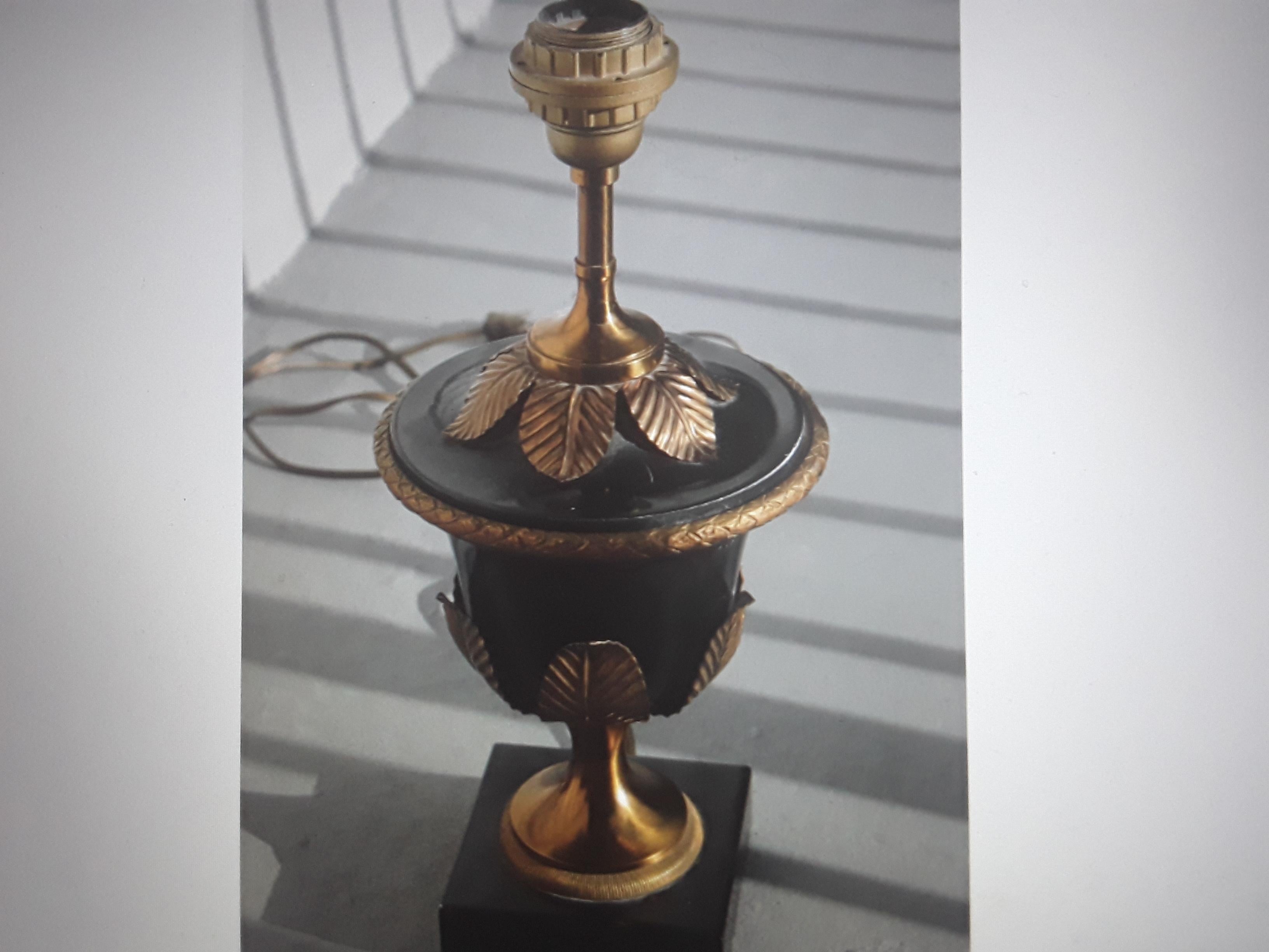 Néoclassique Lampe de bureau néoclassique française de la Maison Bagues documentée en bronze des années 1940 en vente