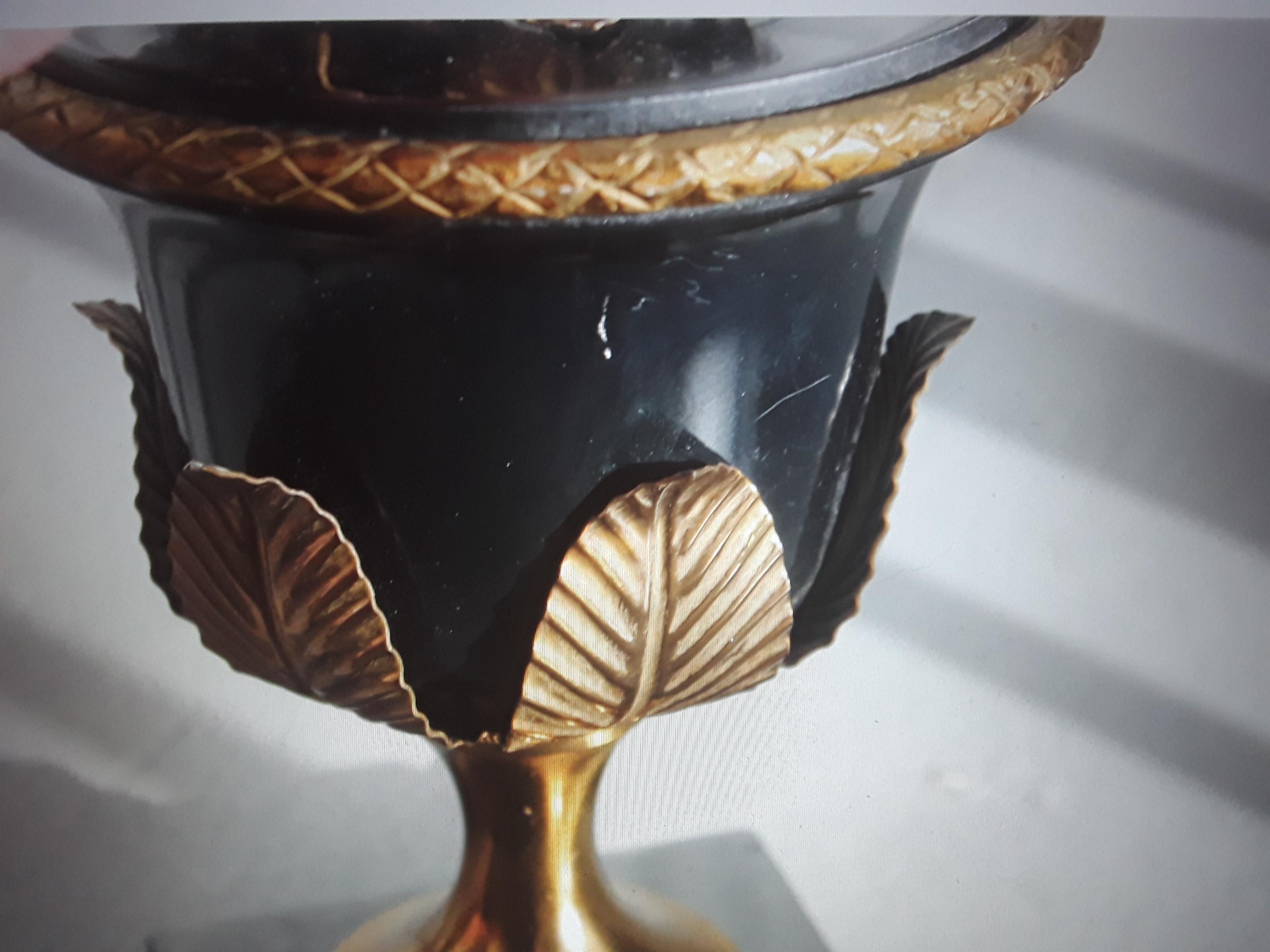 Milieu du XXe siècle Lampe de bureau néoclassique française de la Maison Bagues documentée en bronze des années 1940 en vente