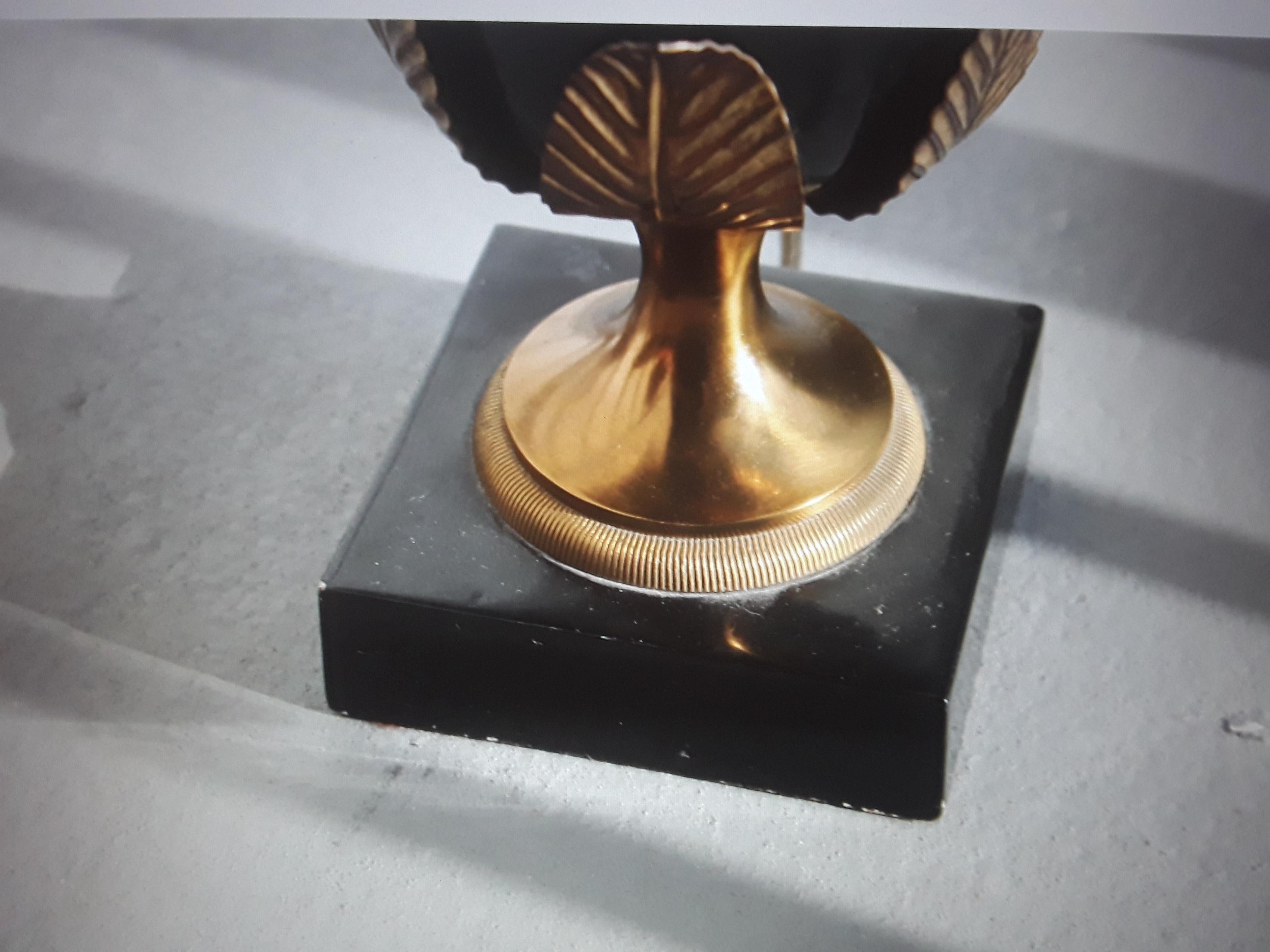 Lampe de bureau néoclassique française de la Maison Bagues documentée en bronze des années 1940 en vente 1