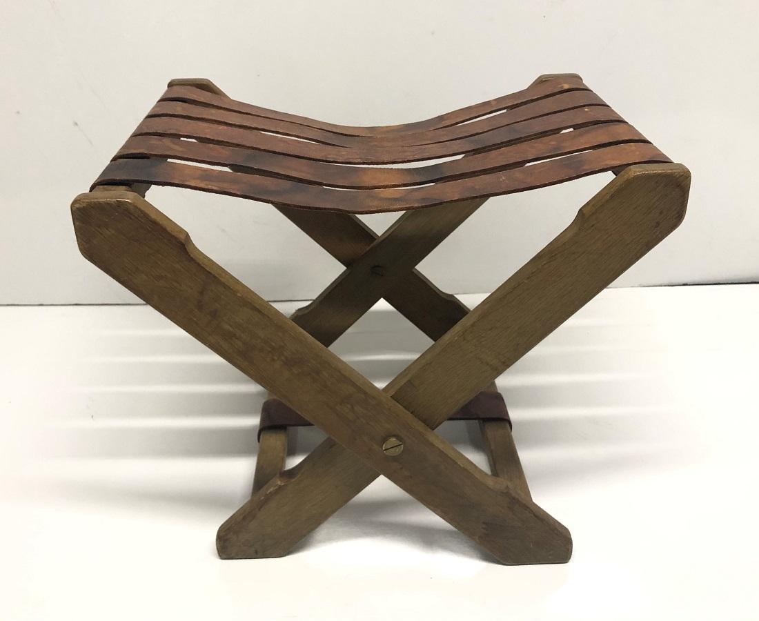 Tabouret pliant en chêne français et cuir des années 1940.