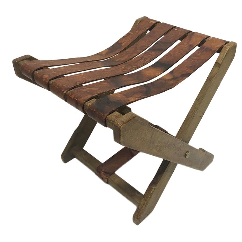 Tabouret pliant français en chêne et cuir des années 1940 en vente