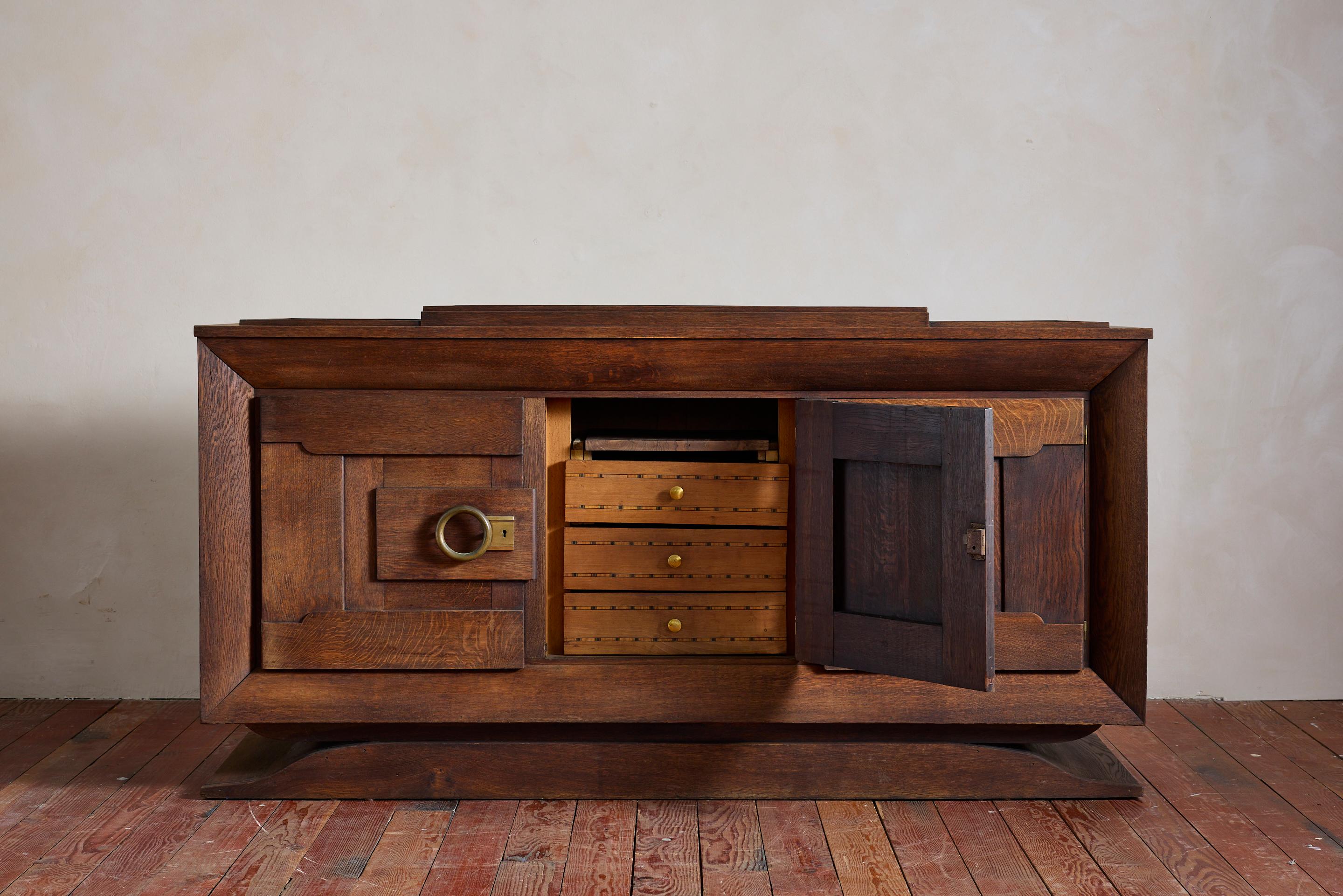 Buffet géométrique en chêne français des années 1940 État moyen - En vente à Beverly Hills, CA