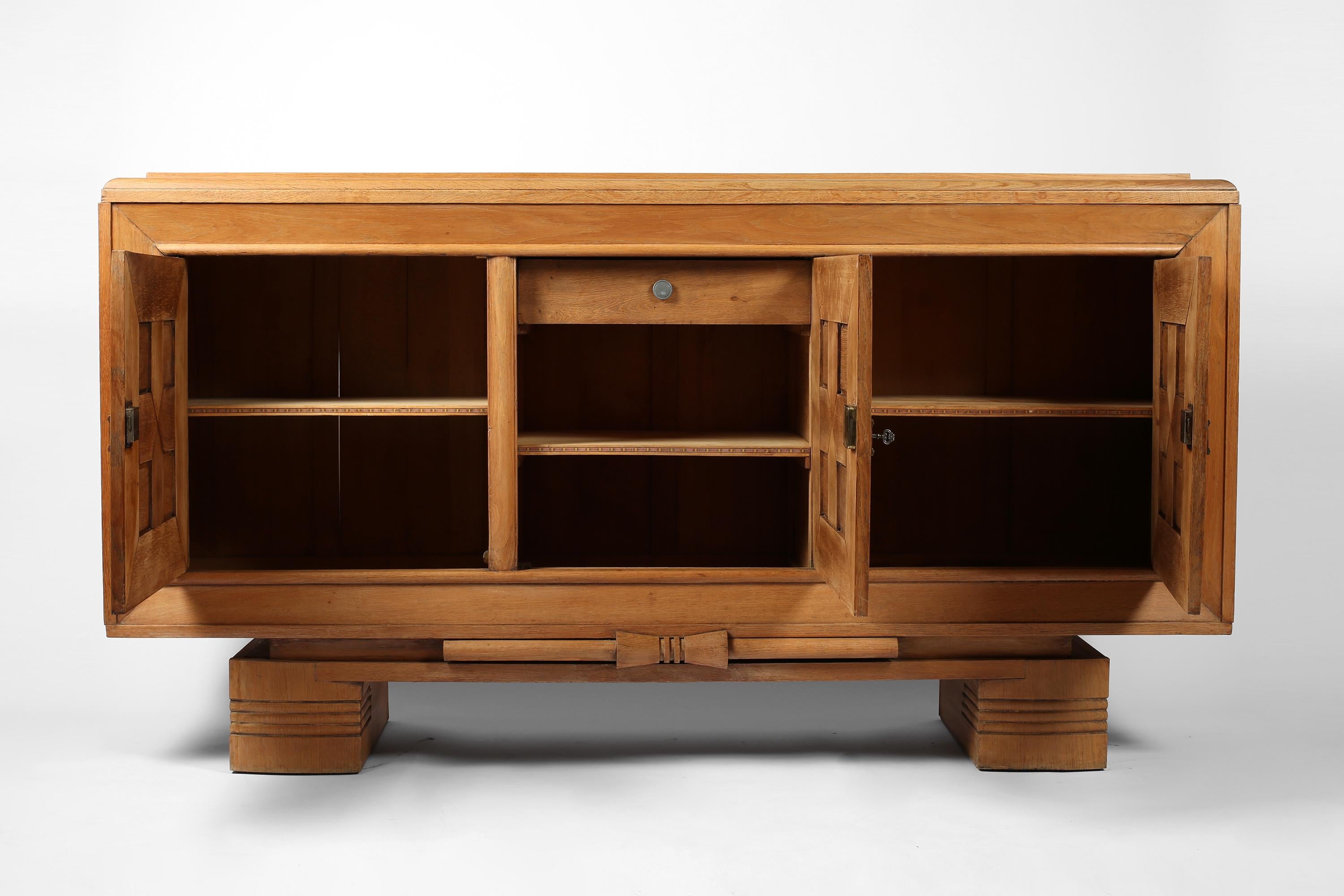 Aparador geométrico de roble francés de la década de 1940 a la manera de Charles Dudouyt en venta 7