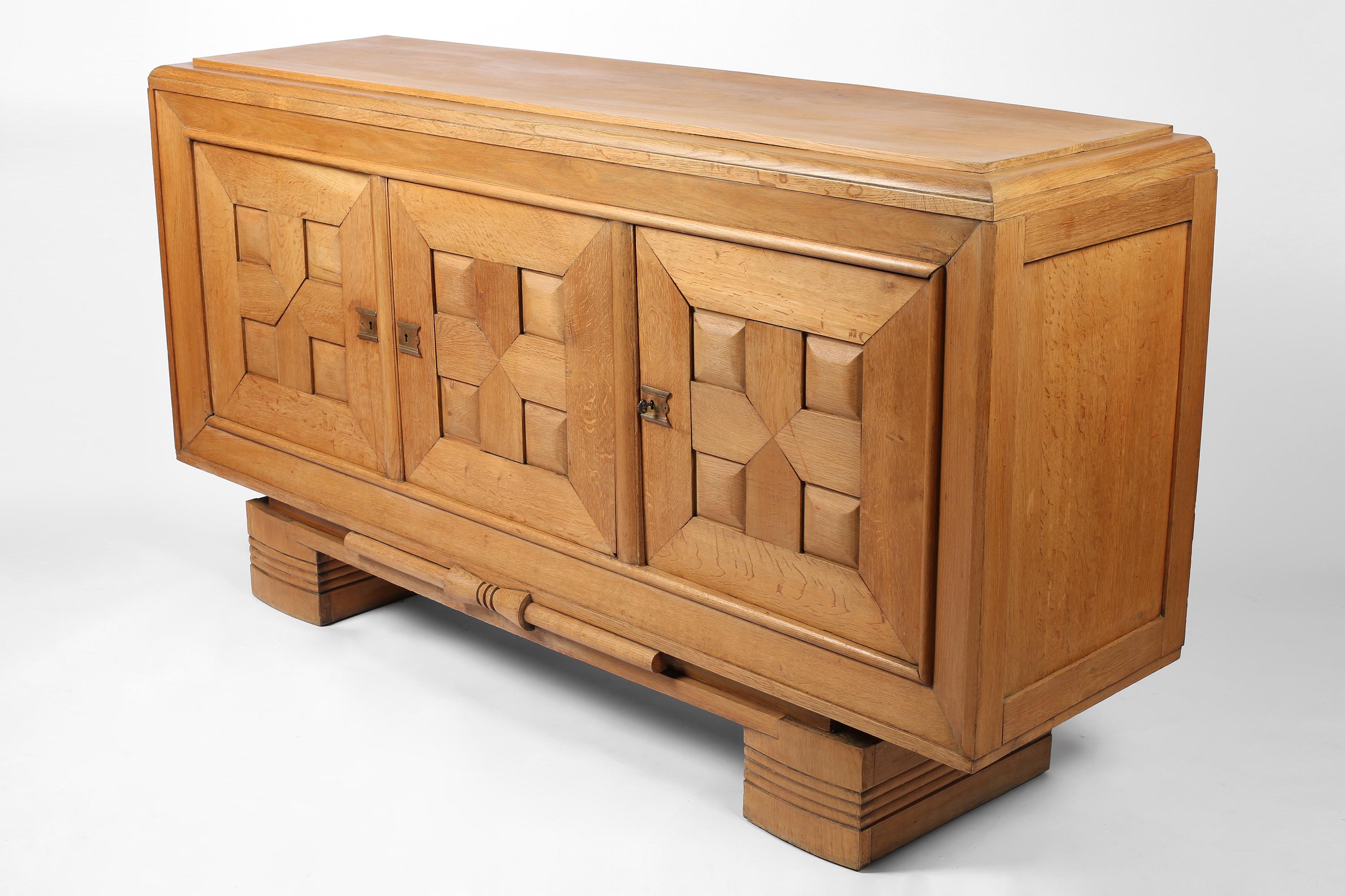 Aparador geométrico de roble francés de la década de 1940 a la manera de Charles Dudouyt Francés en venta
