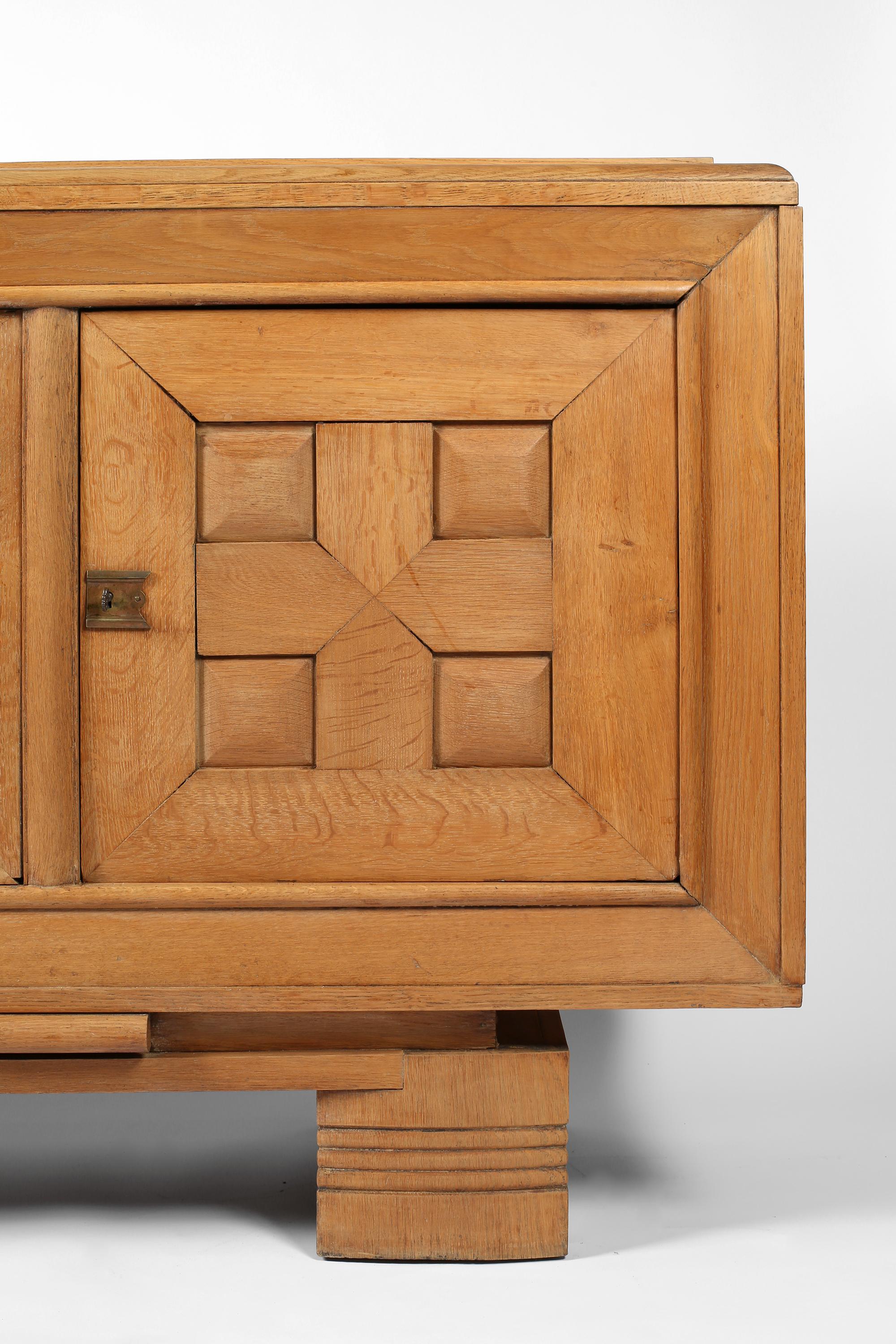 Aparador geométrico de roble francés de la década de 1940 a la manera de Charles Dudouyt siglo XX en venta