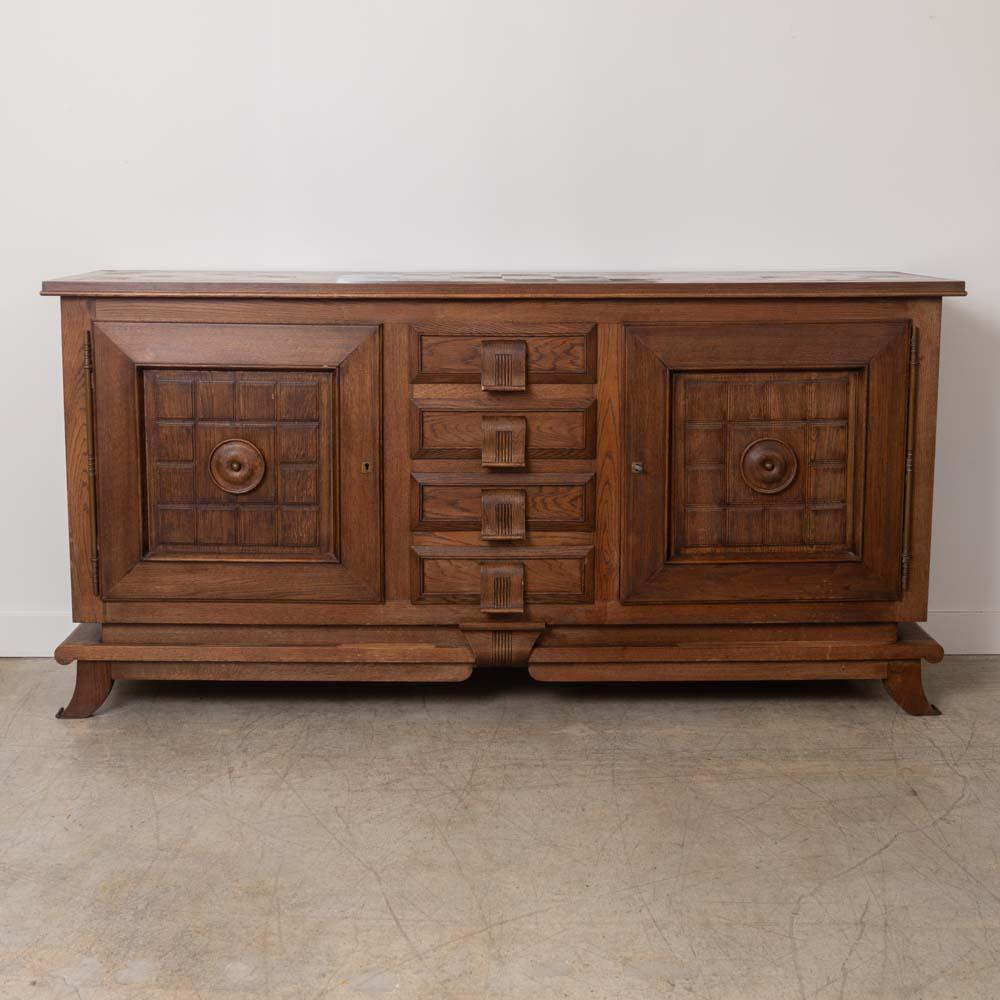 Incredibile credenza in legno di Charles Dudouyt, Francia, anni '40. Bellissimi dettagli quadrati in legno intagliato sulle ante dell'armadio, quattro cassetti centrali intagliati e gambe a blocco. Le ante del mobile su ogni lato si aprono su un