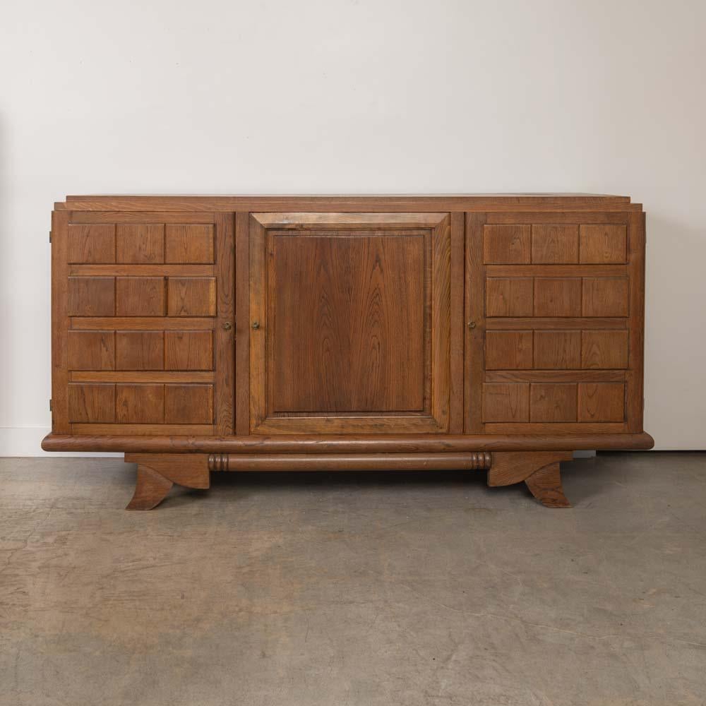 Incredibile credenza in legno proveniente dalla Francia, anni '40. Bellissimi dettagli squadrati in legno intagliato sulle ante dell'armadio e gambe sinuose intagliate. Le ante di ogni mobile si aprono su un unico ripiano con cassetto per riporre i