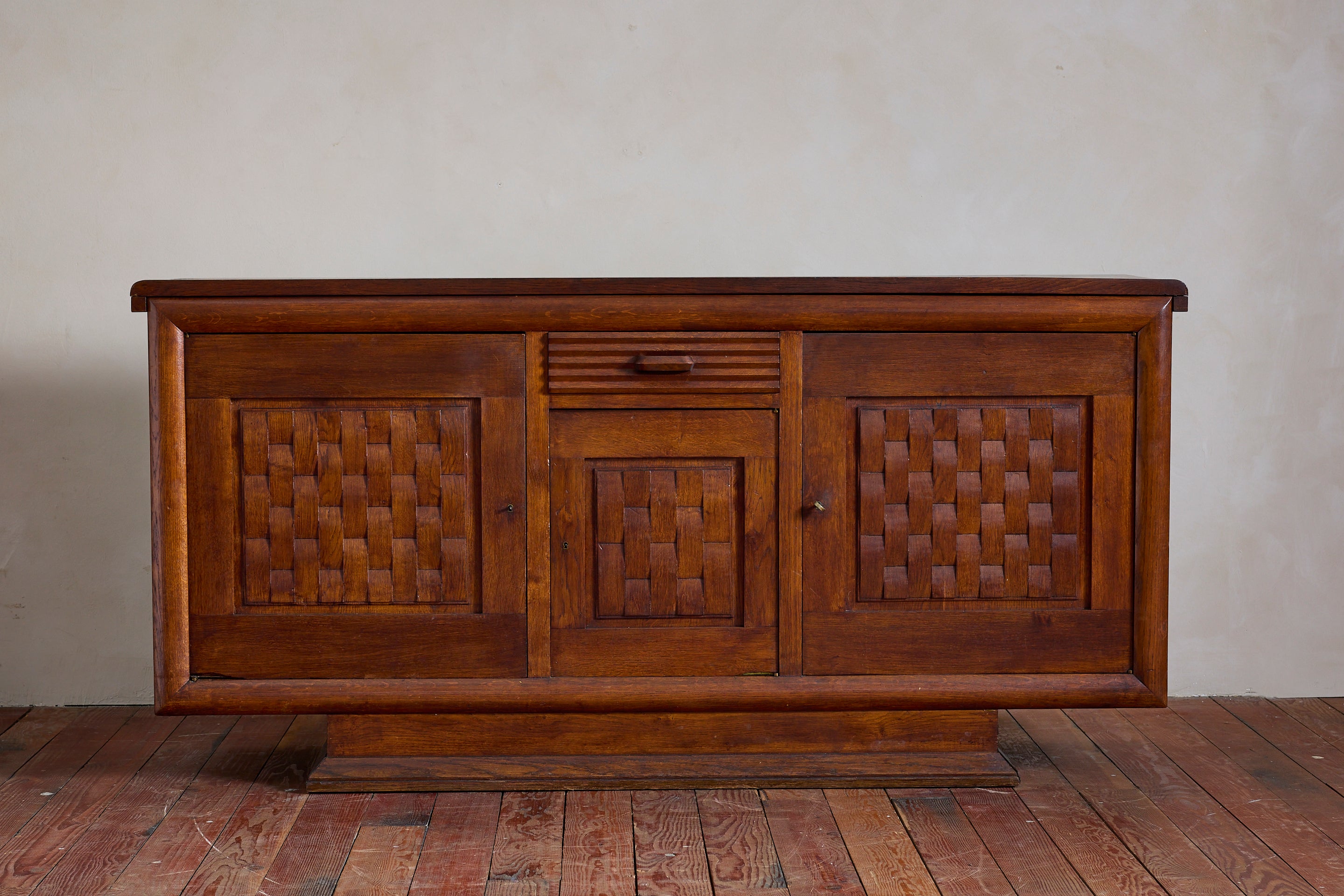 Buffet en chêne français avec façade tressée, les portes de chaque côté s'ouvrent pour le rangement.  Tiroir central. 

Cette armoire est vendue en l'état - elle n'a PAS été restaurée et son prix est calculé en conséquence. 

Demandez des photos