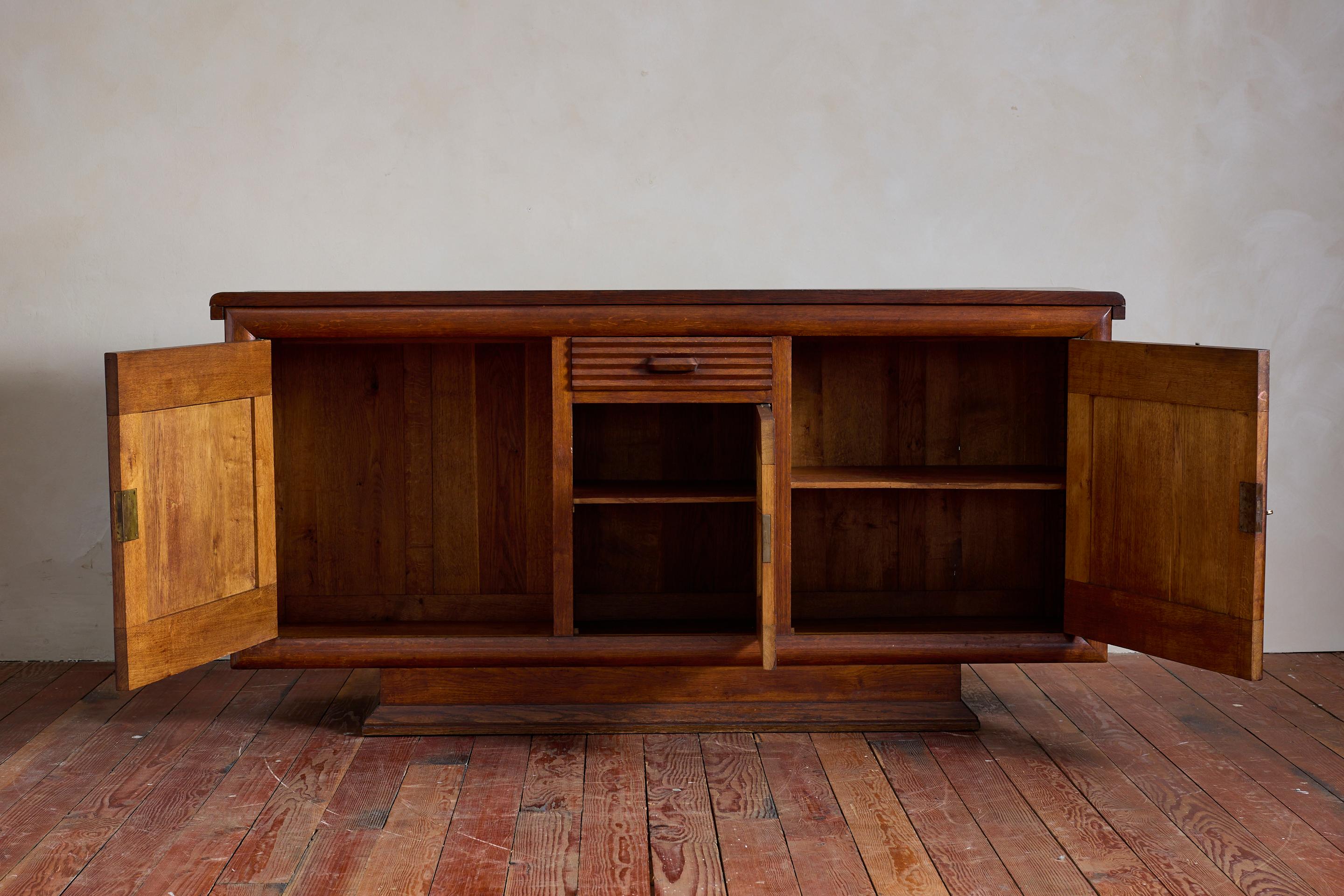 Français Buffet en chêne français des années 1940 en vente