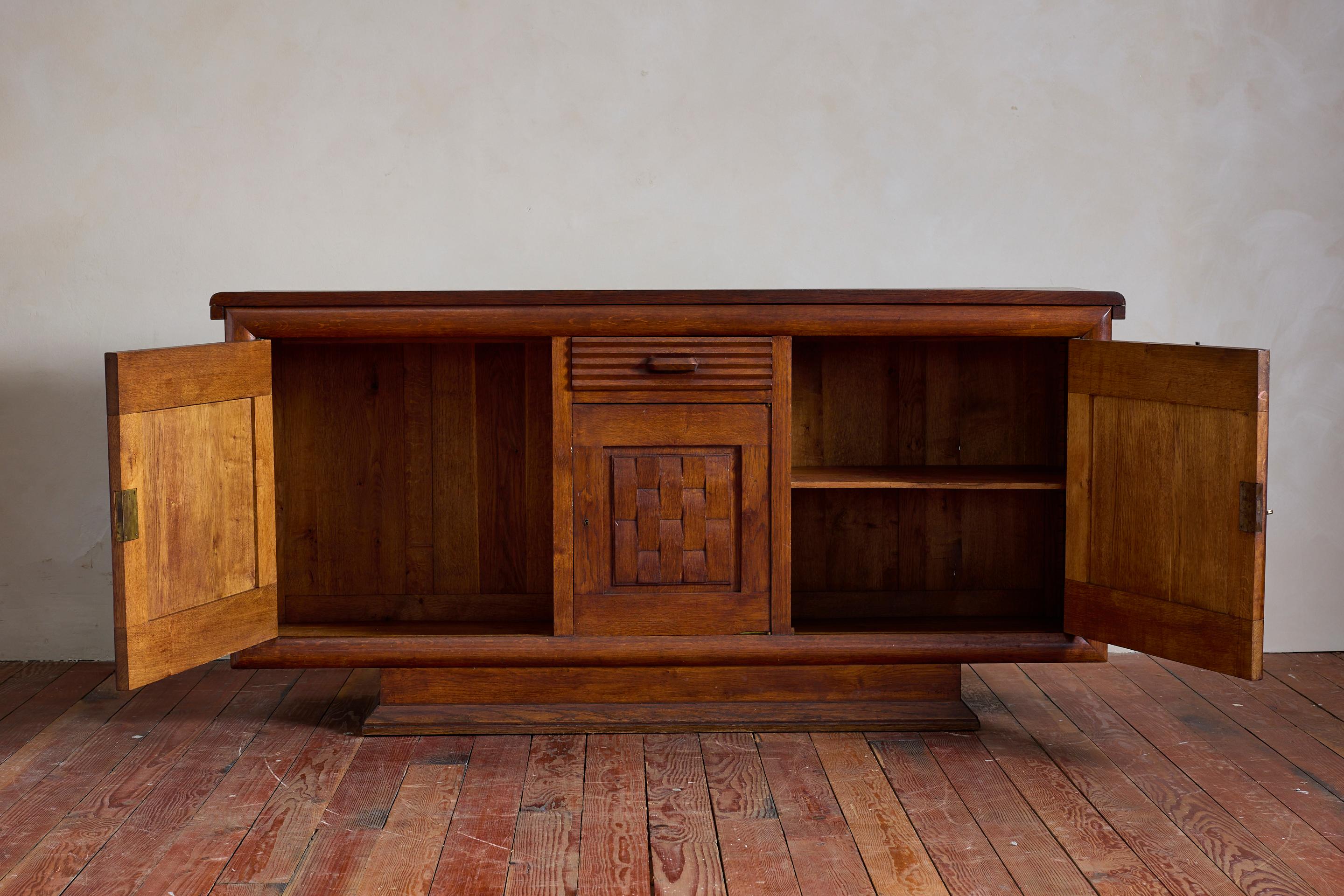 Buffet en chêne français des années 1940 Bon état - En vente à Beverly Hills, CA